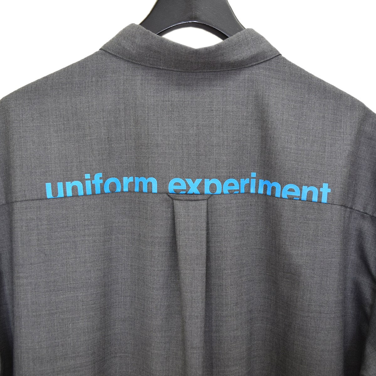 uniform experiment(ユニフォームエクスペリメント) WOOL BAGGY REGULAR COLLAR  SHIRTロゴプリントシャツUE-220019