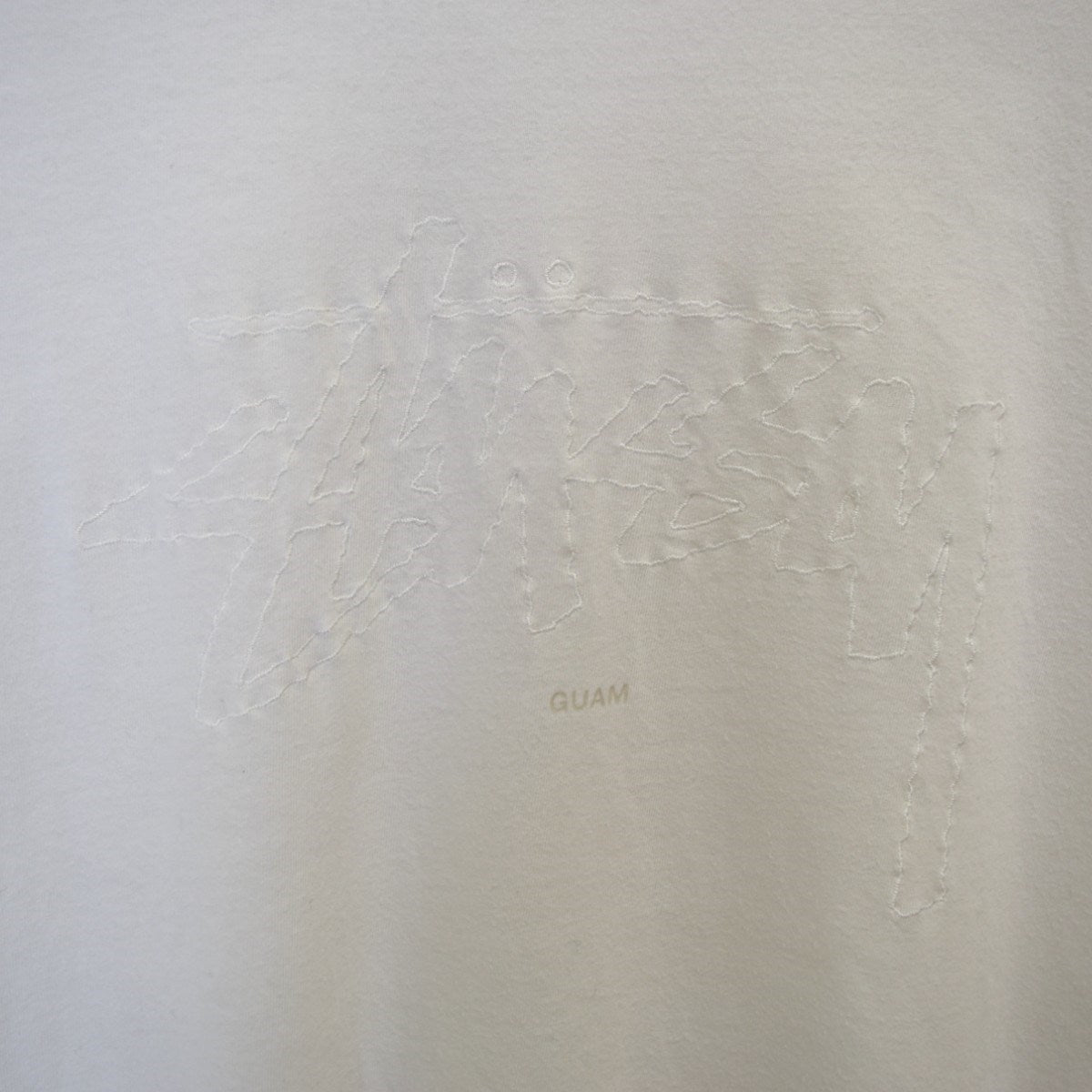 stussy(ステューシー) GUAMロゴ刺繍Tシャツ ホワイト サイズ M｜【公式