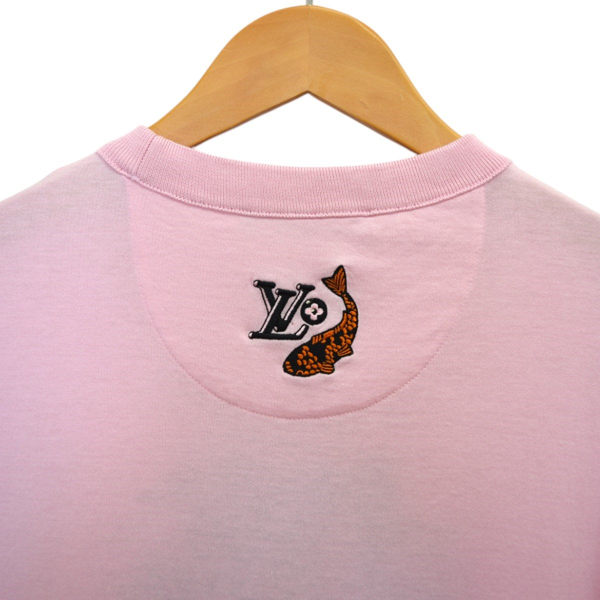 LOUIS VUITTON チャーム付Tシャツ エンベリッシュドコットンTシャツ ｜ルイ・ヴィトン 公式サイト