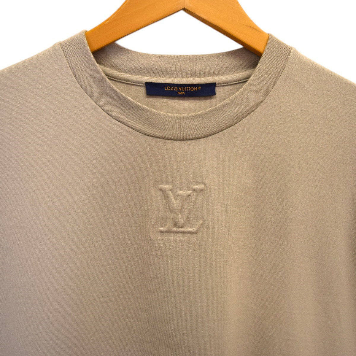 【新品同様】LOUIS VUITTON エンボスLV Tシャツ 在庫僅か！定番大人気【ルイヴィトン】エンボスLV Tシャツ ロゴ