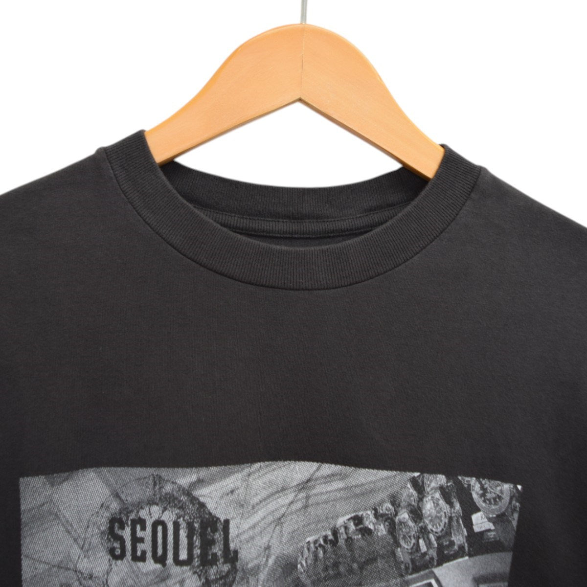 SEQUEL(シークエル) T-SHIRTプリントTシャツSQ-22SS-ST-06 SQ-22SS-ST