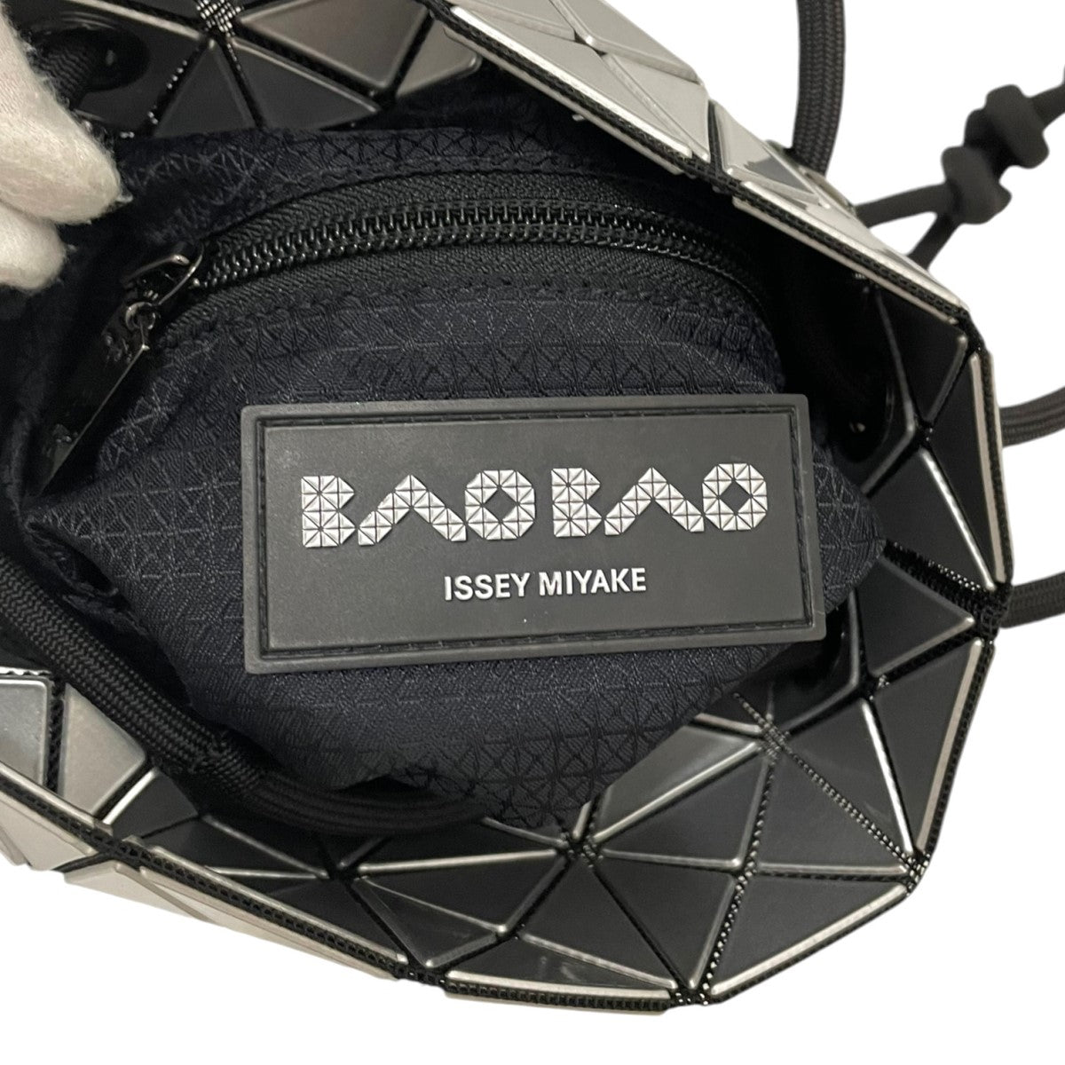 BAO BAO ISSEY MIYAKE(バオバオイッセイミヤケ) 巾着ショルダーバッグ シルバー｜【公式】カインドオルオンライン  ブランド古着・中古通販【kindal】