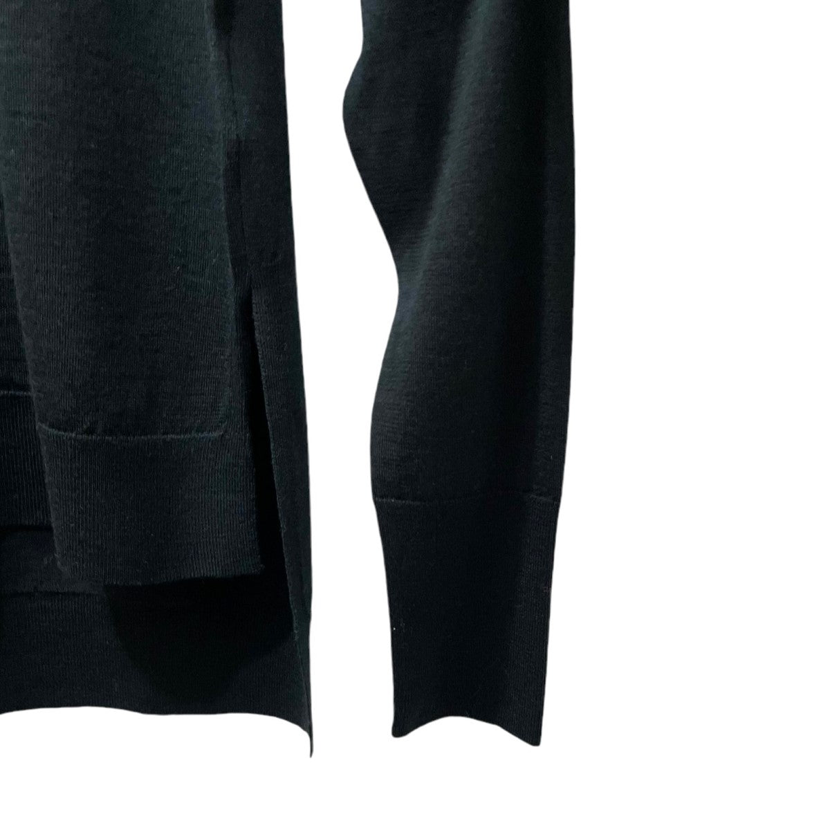 ジョンスメドレーのNAYA 裾スリットクルーネックニットです。 JOHN SMEDLEY 古着・中古 トップス アイテム