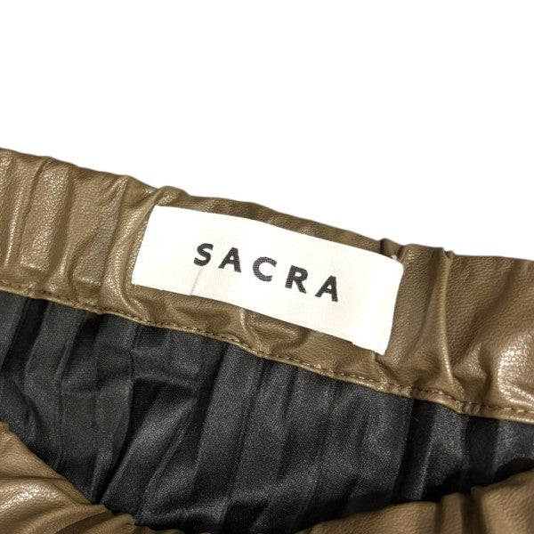 SACRA 古着・中古 サクラのシンセティック レザープリーツスカートです。