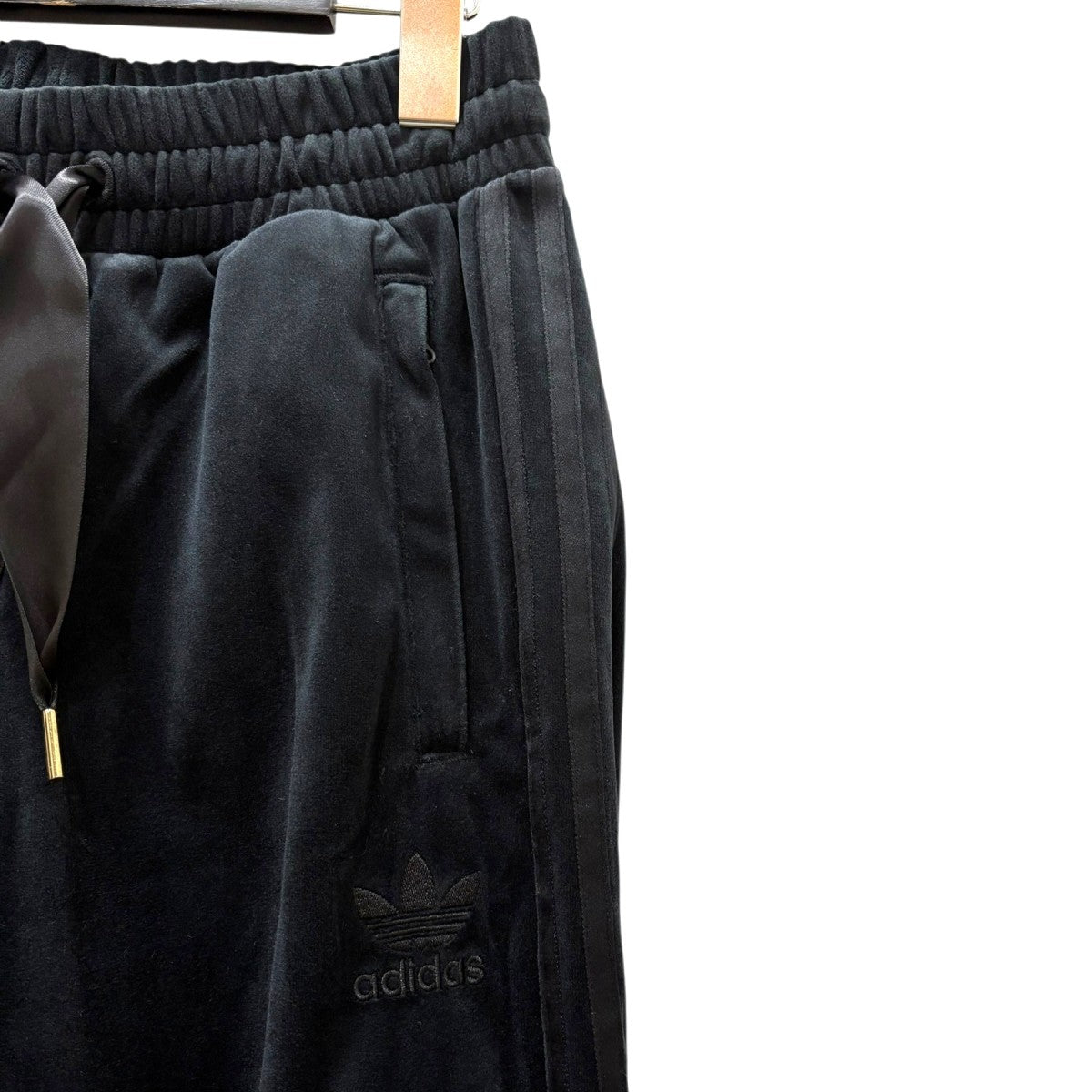 adidas(アディダス) ベロアワイドトラックパンツGV2926 GV2926