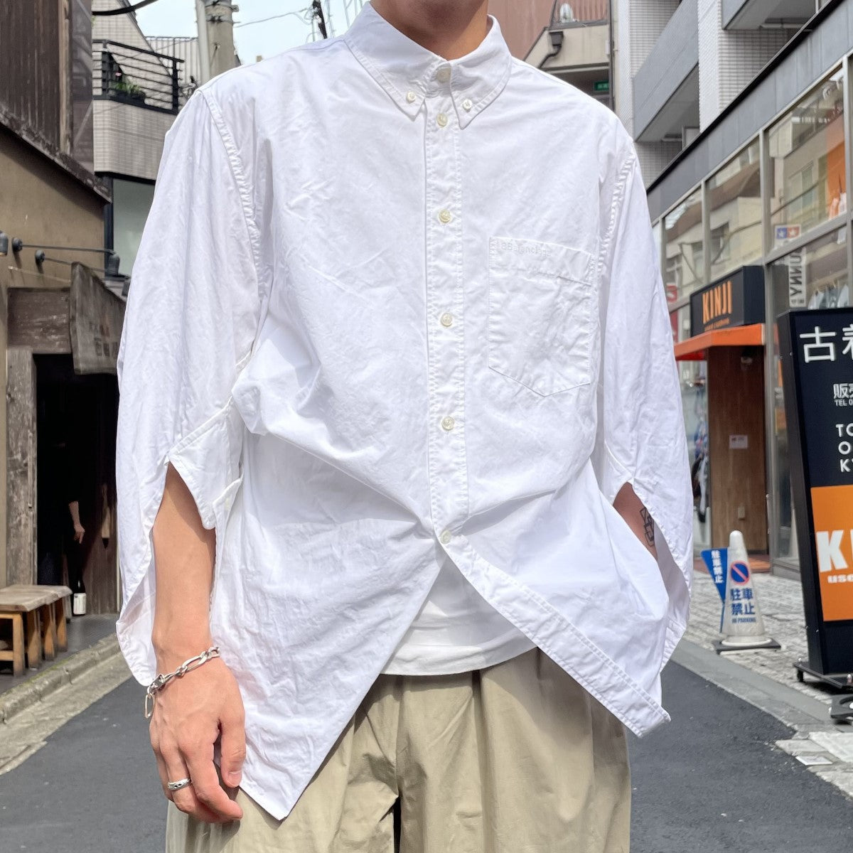 BALENCIAGA(バレンシアガ) 22SSBB Corp Twisted Swing Shirtロゴ変形オーバーサイズブラウスシャツ 671663  ホワイト サイズ 38(オーバーサイズ)｜【公式】カインドオルオンライン ブランド古着・中古通販【kindal】