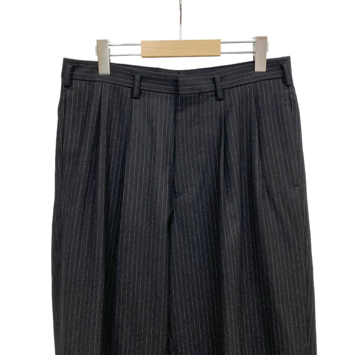 HEUGN(ユーゲン) 23AWGeorge CH STRIPE trouser 041 ジョージ2プリーツバックサテンギャバピンストライプスラックス パンツ ブラック サイズ 2(80CM)｜【公式】カインドオルオンライン ブランド古着・中古通販【kindal】