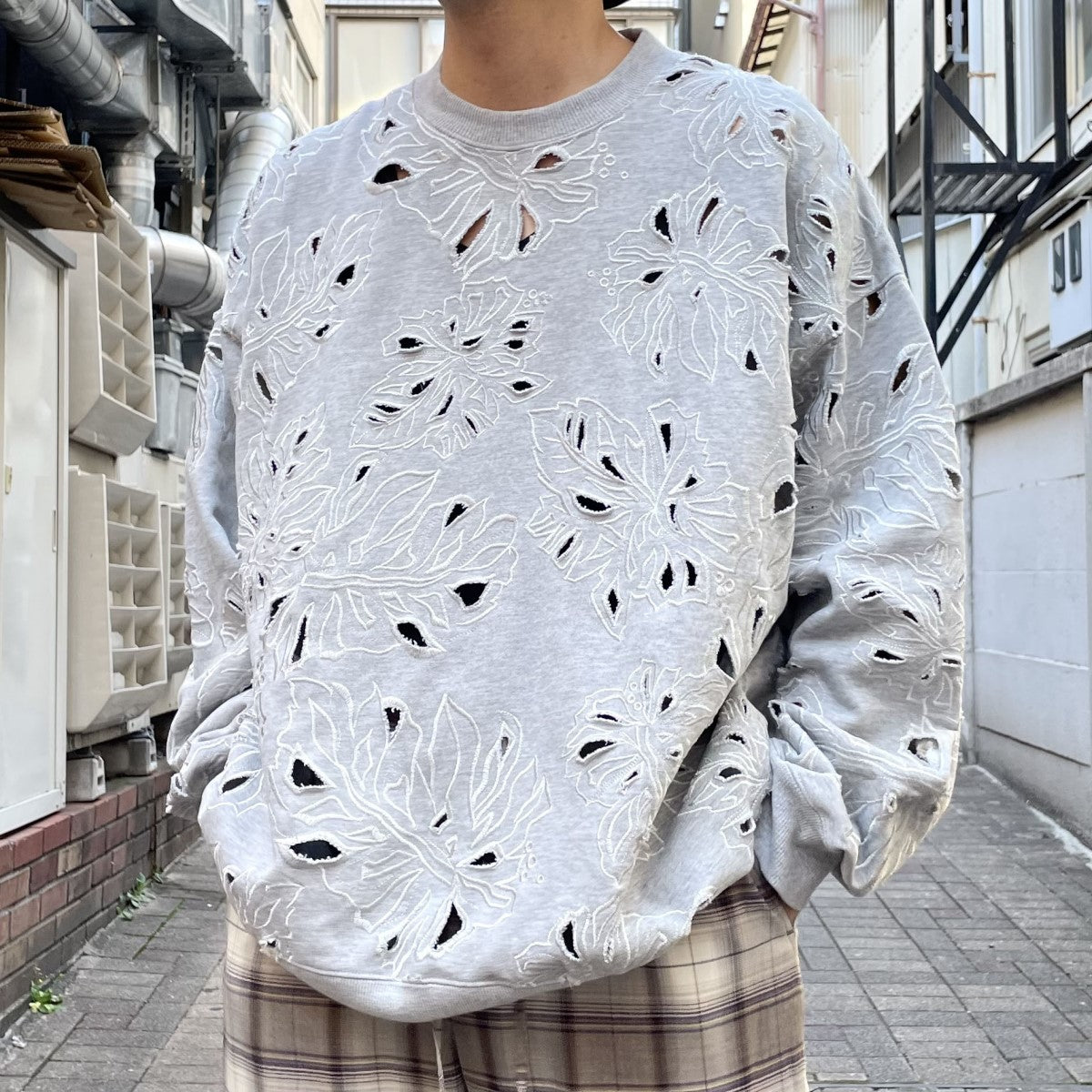 MAISON SPECIAL(メゾンスペシャル) 23SSLeaf Cutwork Embroidery Crew Neck  Sweatフラワー穴あき刺繍オーバーサイズスウェット グレー サイズ 2(オーバーサイズ)｜【公式】カインドオルオンライン  ブランド古着・中古通販【kindal】