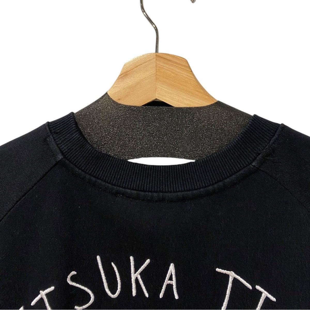 hiand 胸元刺繍クルーネックスウェット Onitsuka Tiger(オニツカタイガー) SWEAT TOPバック刺繍クルー