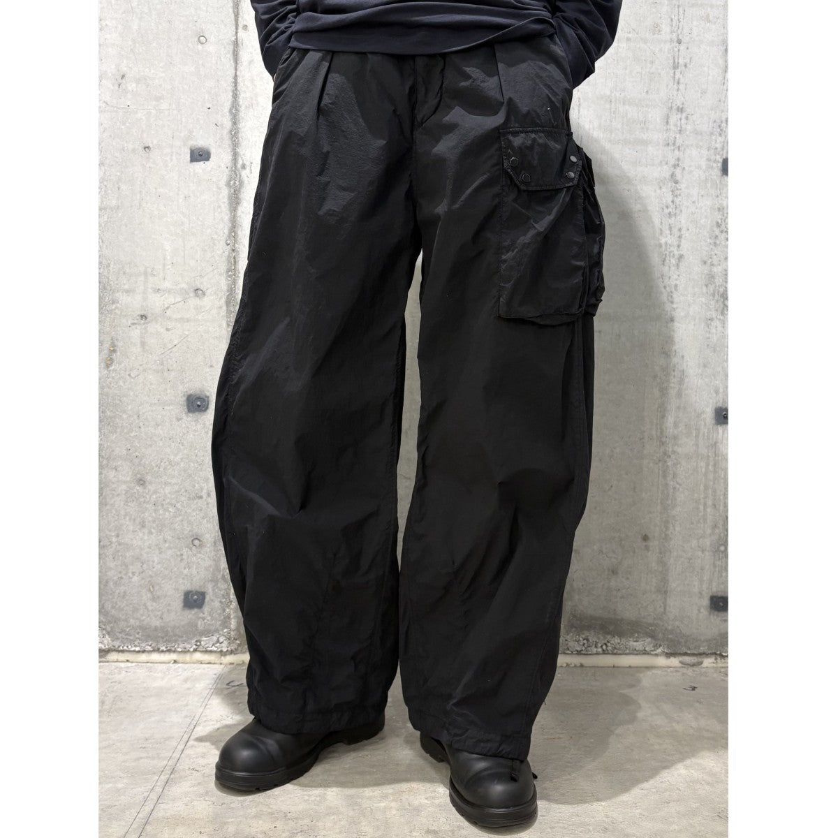 TEN-C CARGO PANTS WITH FLAP POCKETSシャカシャカワイドカーゴナイロンパンツ 古着・中古-2枚目のアイテム画像