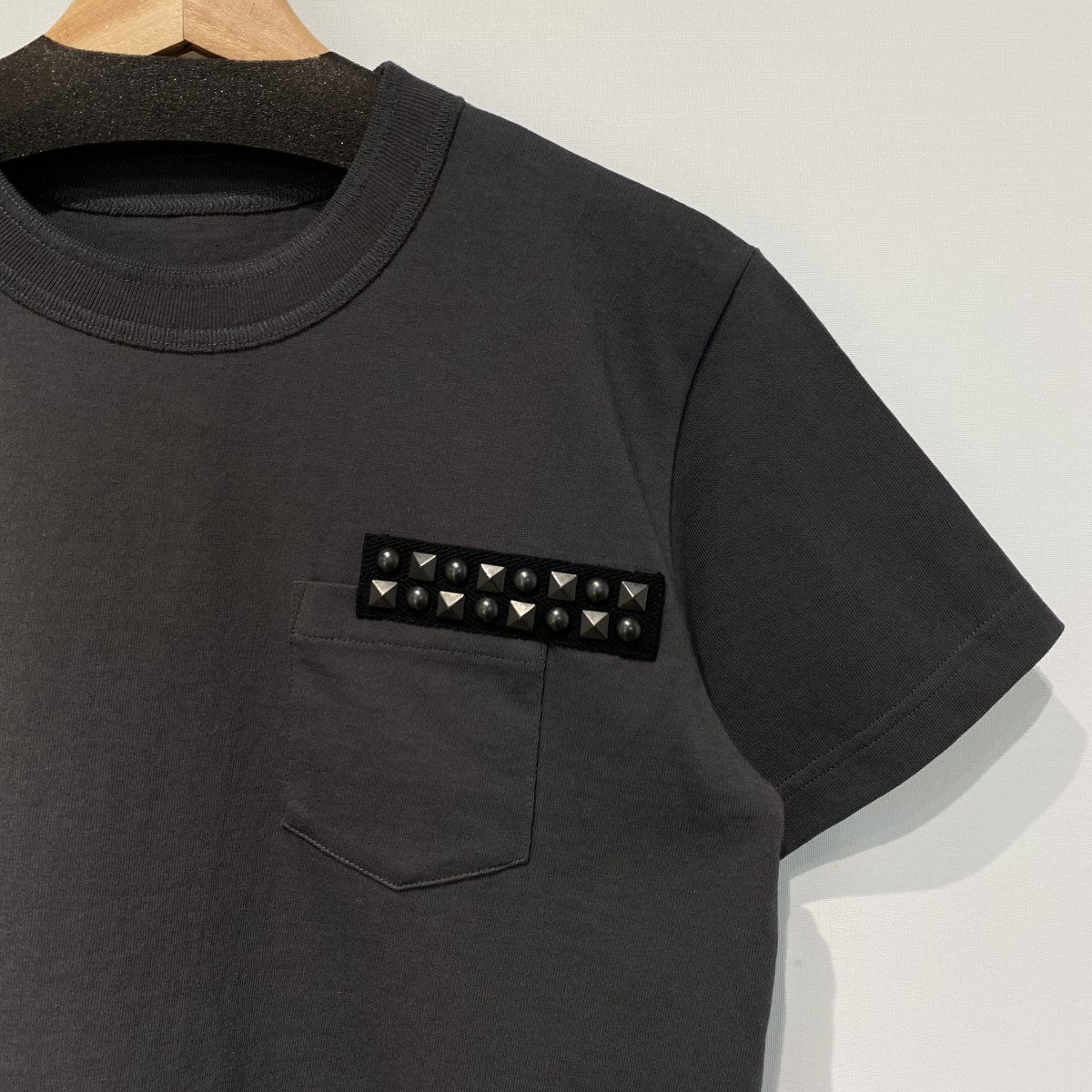sacai 25AWHoliday Collection Studded Cotton Jersey T-ShirtスタッズコットンTシャツ25-01133S 古着・中古-3枚目のアイテム画像