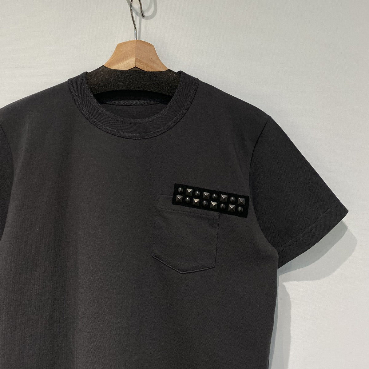 sacai 25AWHoliday Collection Studded Cotton Jersey T-ShirtスタッズコットンTシャツ25-01133S 古着・中古-4枚目のアイテム画像