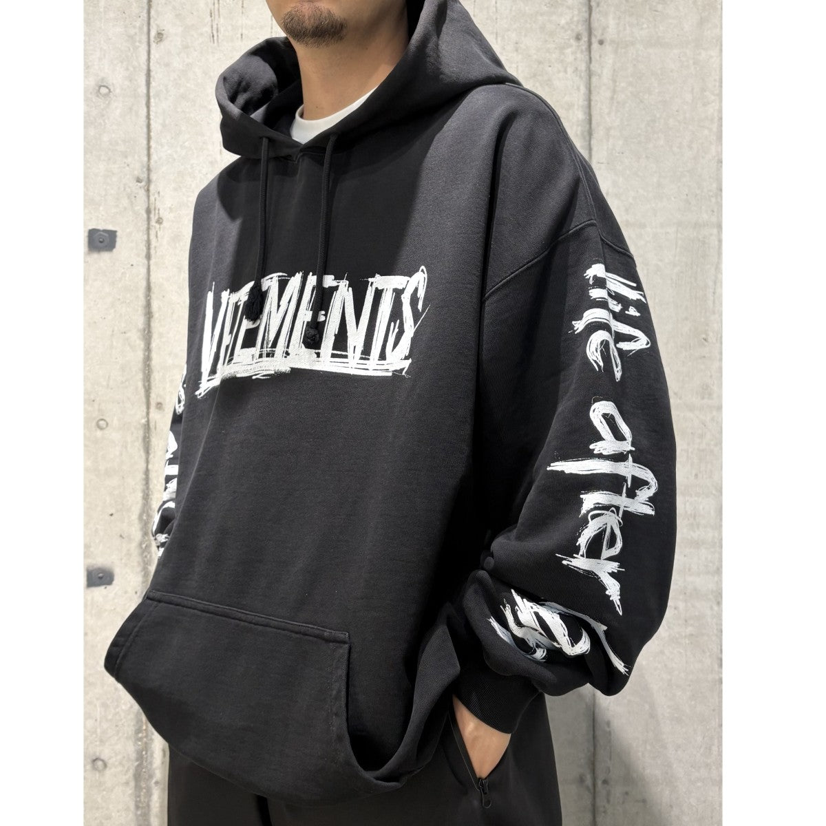 VETEMENTS 21AWWorld Tour Logo HoodieオーバーサイズワールドツアープリントフーディパーカーUA52TR910W 古着・中古-2枚目のアイテム画像