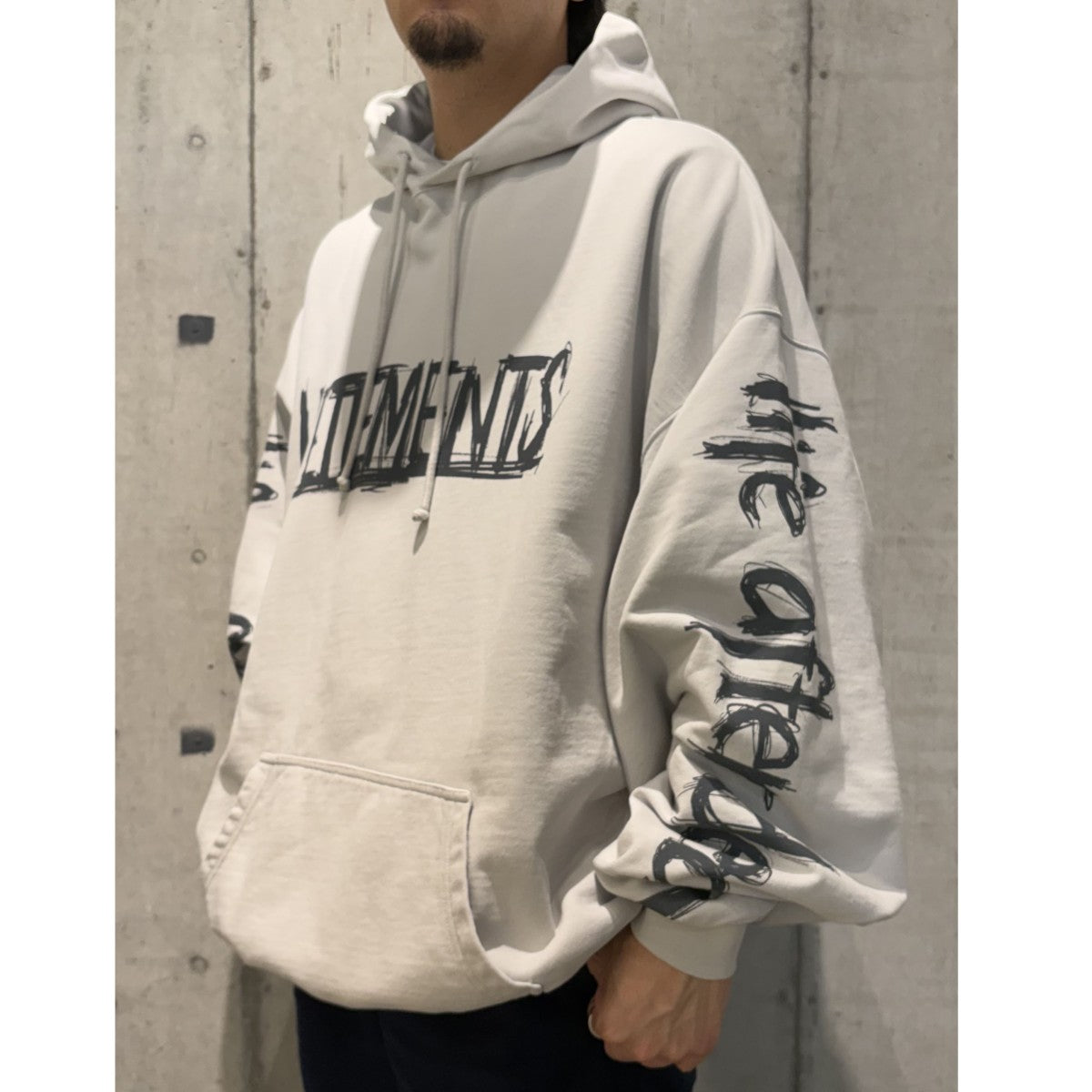 VETEMENTS 23AWWorld Tour Logo HoodieワールドツアーロゴフーディパーカーUE54HD600W 古着・中古-2枚目のアイテム画像
