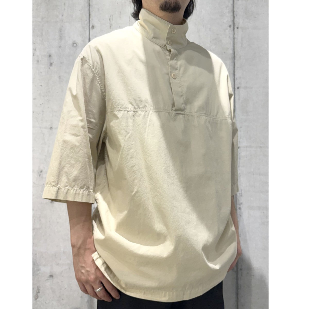 LEMAIRE 22SSVAREUSE FREESTONEオーバーサイズハイネック2WAY半袖シャツ 古着・中古-2枚目のアイテム画像