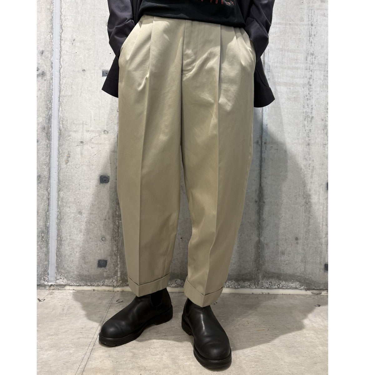 SCYEBASICS 22AWCotton Gaberdine 2Pleated Tapered Trousersコットンギャバジン2プリーツタックチノパンツ 古着・中古-2枚目のアイテム画像