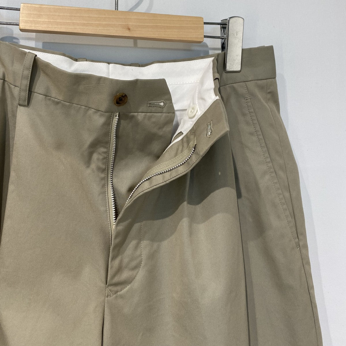 SCYEBASICS 22AWCotton Gaberdine 2Pleated Tapered Trousersコットンギャバジン2プリーツタックチノパンツ 古着・中古-5枚目のアイテム画像