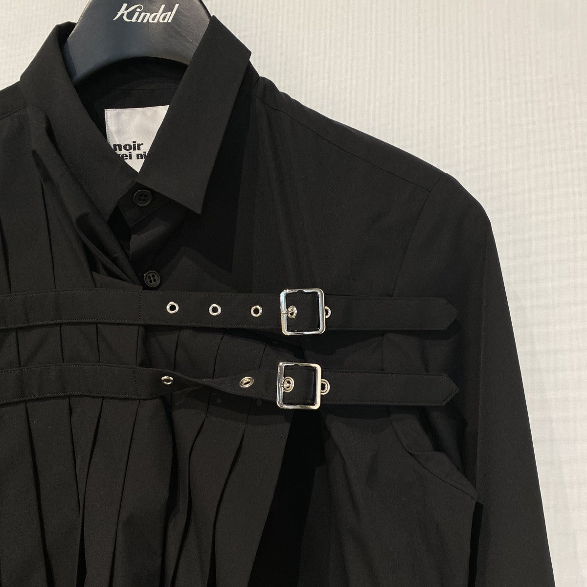 noir kei ninomiya(ノワールケイニノミヤ) 26SSBuckle Pleated Shirt