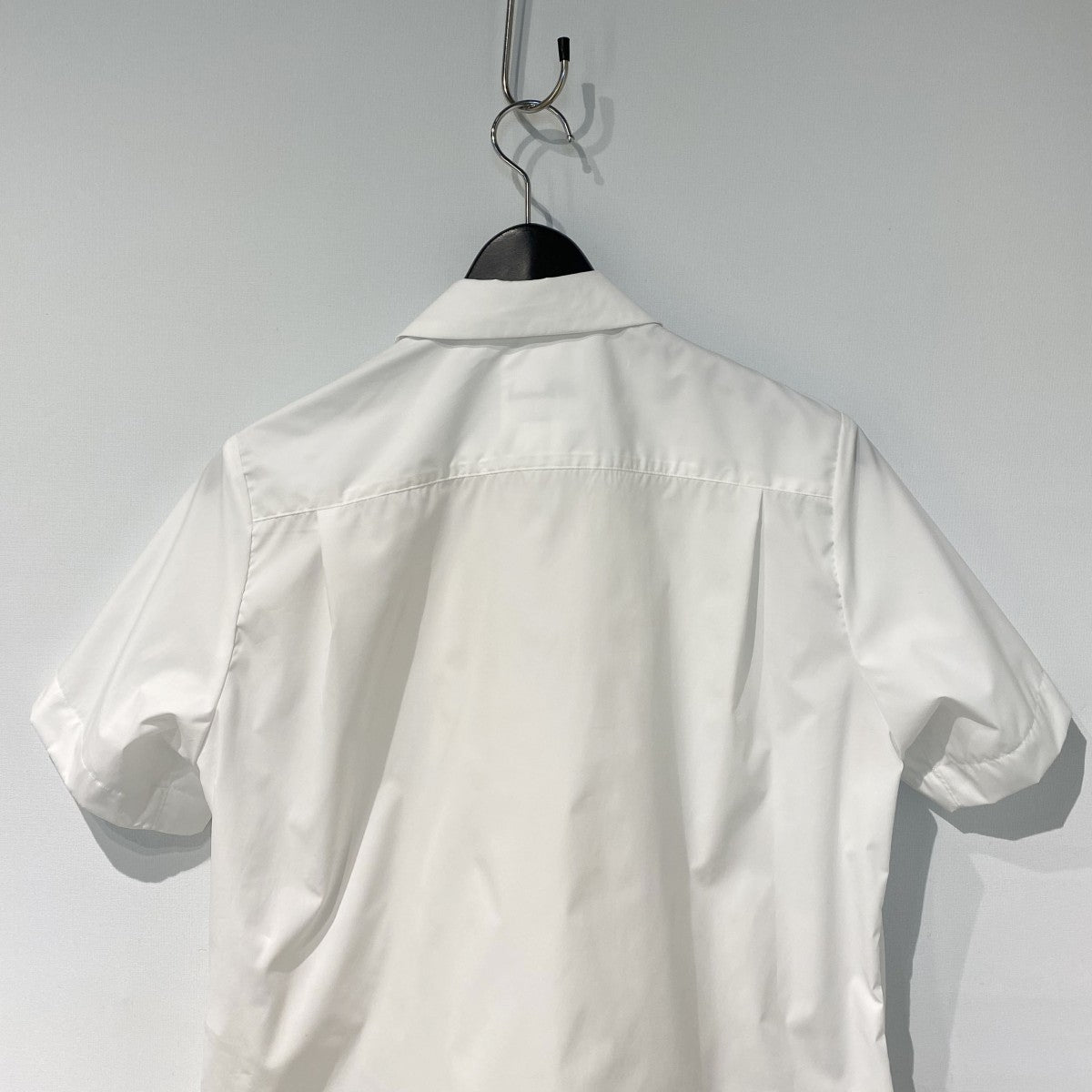 noir kei ninomiya ベルト プリーツ 半袖シャツ 白 Mサイズ noir kei ninomiya(ノワールケイニノミヤ) 26SSBuckle Pleated S／S