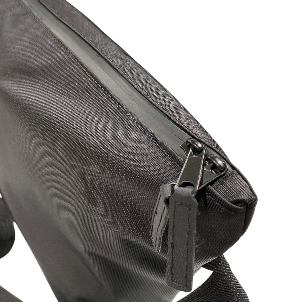 NYLON MESSENGER BAGノートパソコン収納可能撥水ナイロン止水ジップメッセンジャーバッグ
