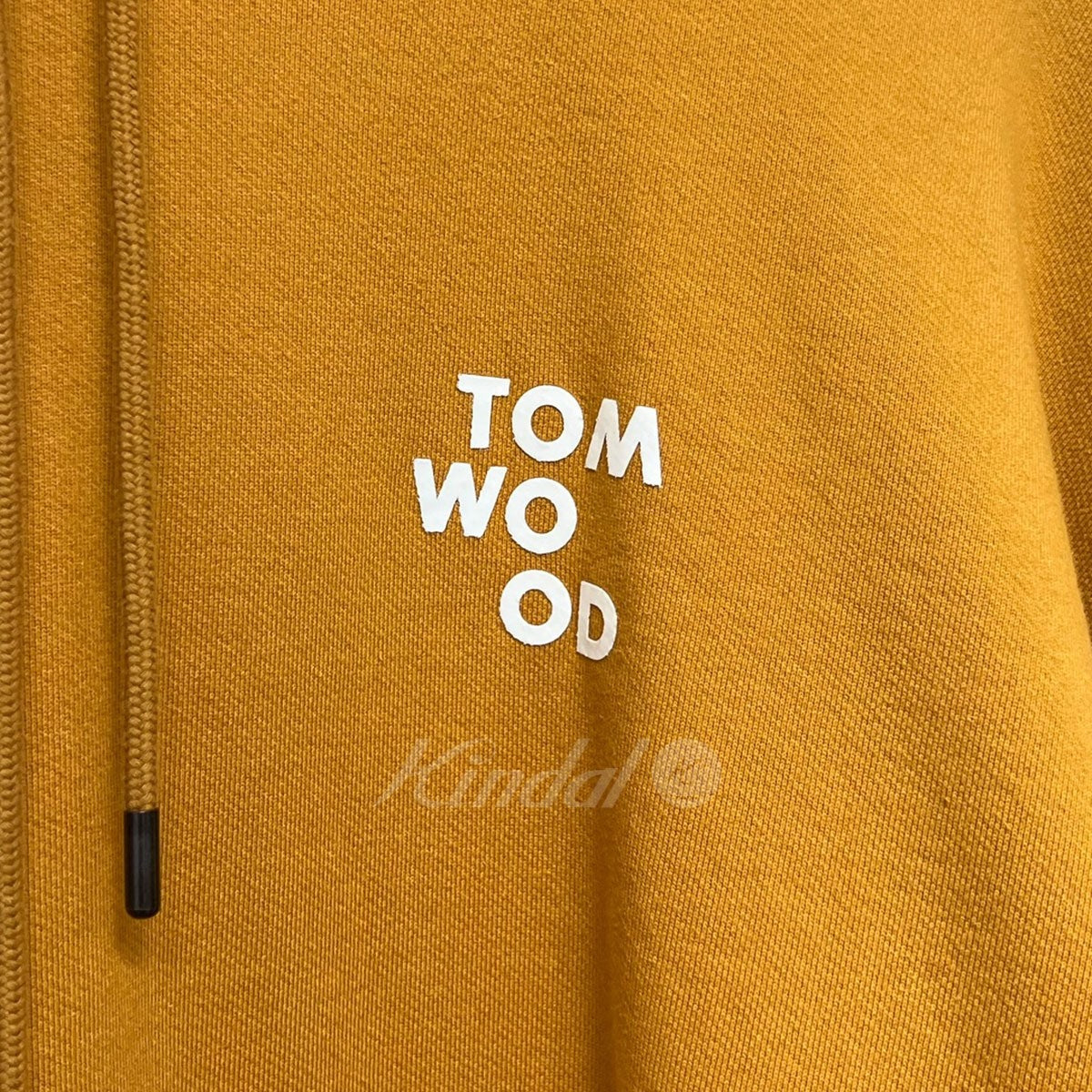 TOM WOOD(トムウッド) NEAL HOODIE ロゴプルオーバーフーディー カリー