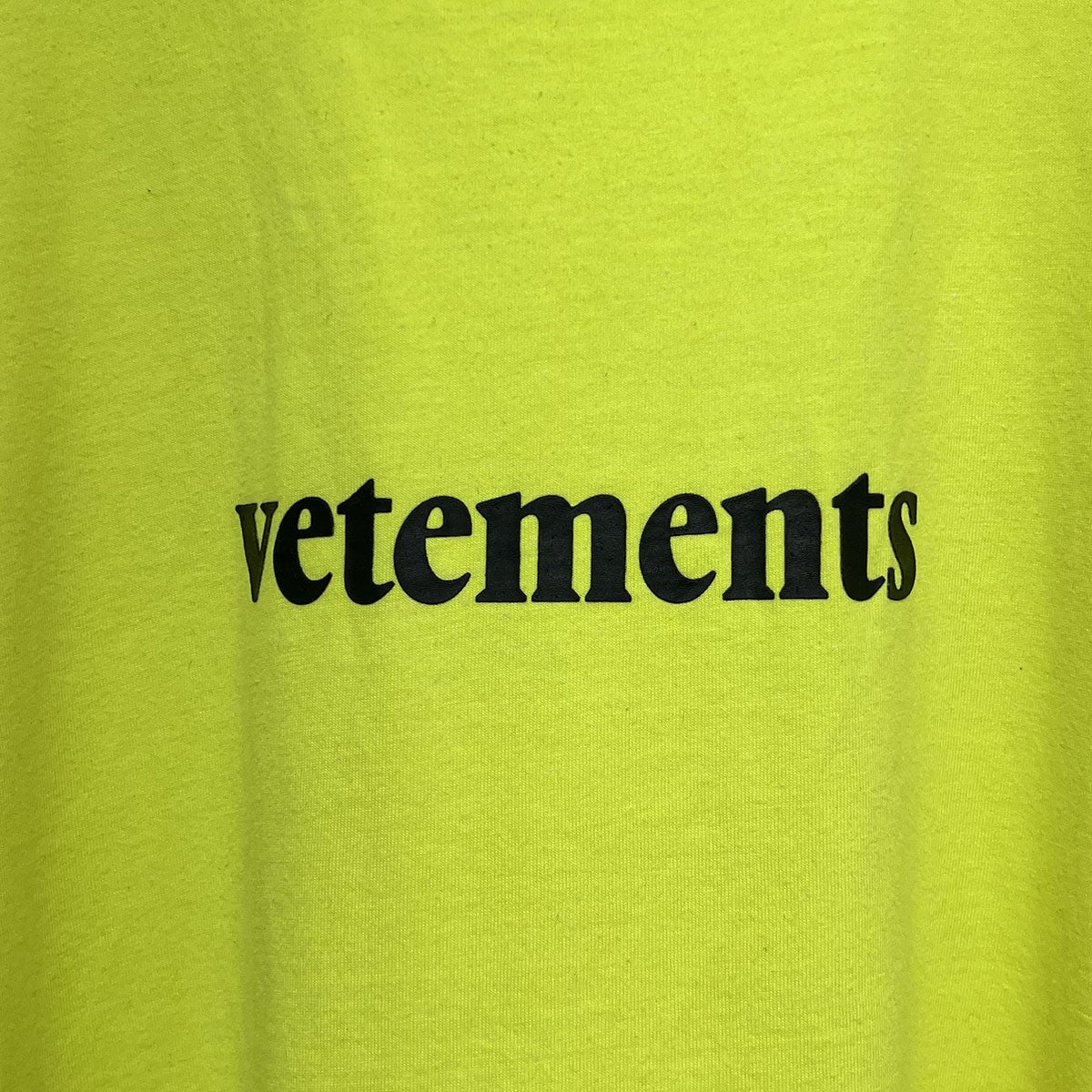 VETEMENTS(ヴェトモン) 20SSLogo TeeロゴプリントバーコードパッチTシャツSS20TR304 SS20TR304 FLUO  YELLOW(ネオンイエロー) サイズ M｜【公式】カインドオルオンライン ブランド古着・中古通販【kindal】