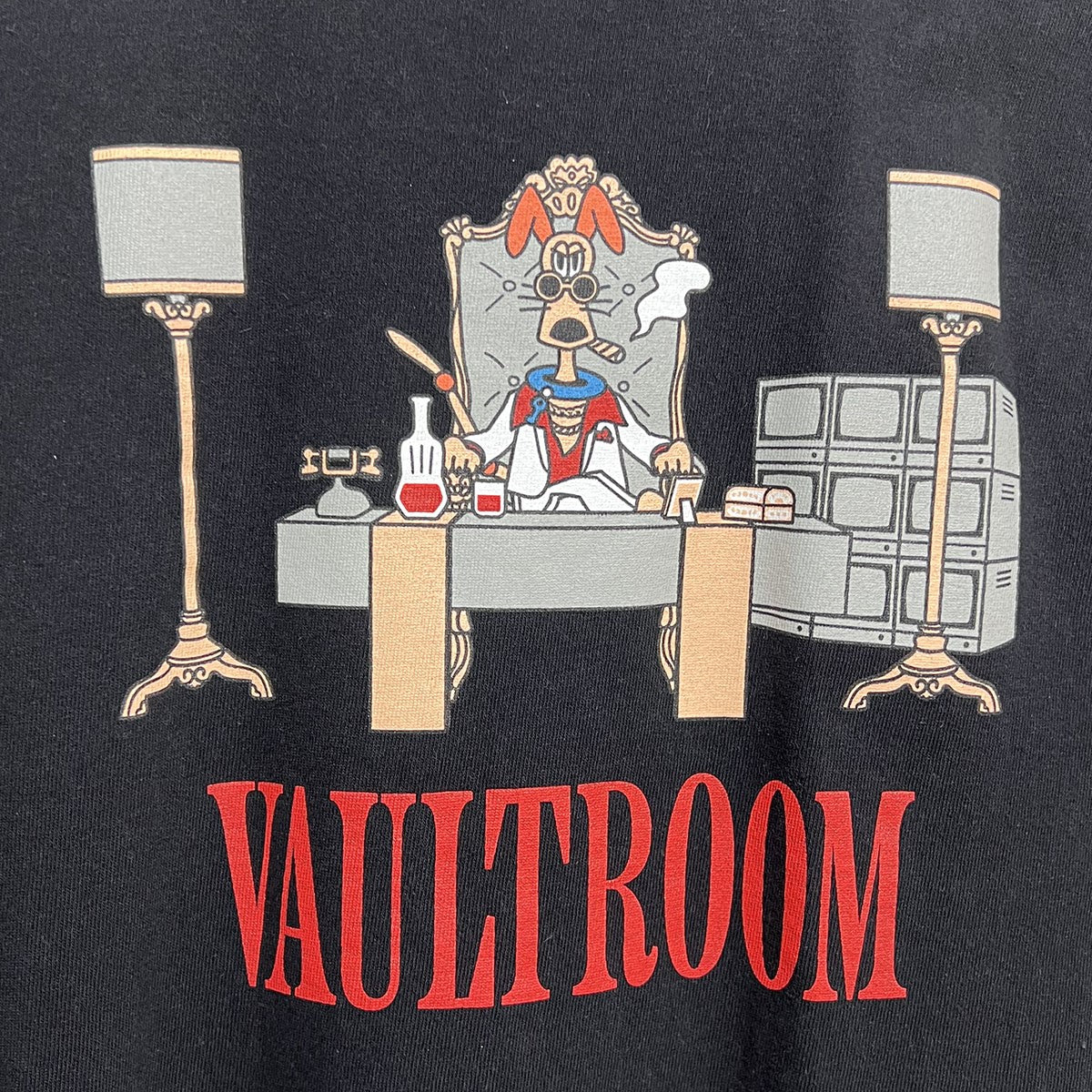 VAULTROOM(ボルトルーム) HIDEOUT OFFICE TEEプリントTシャツ