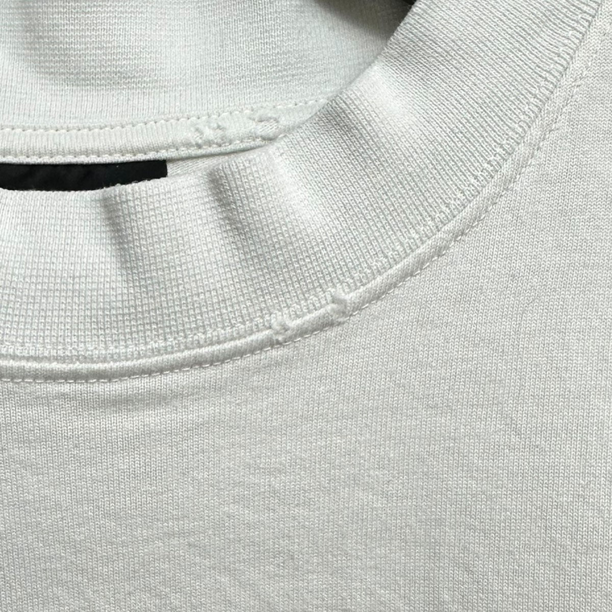 23SSTOVK1 カレッジロゴペイントTシャツ739784