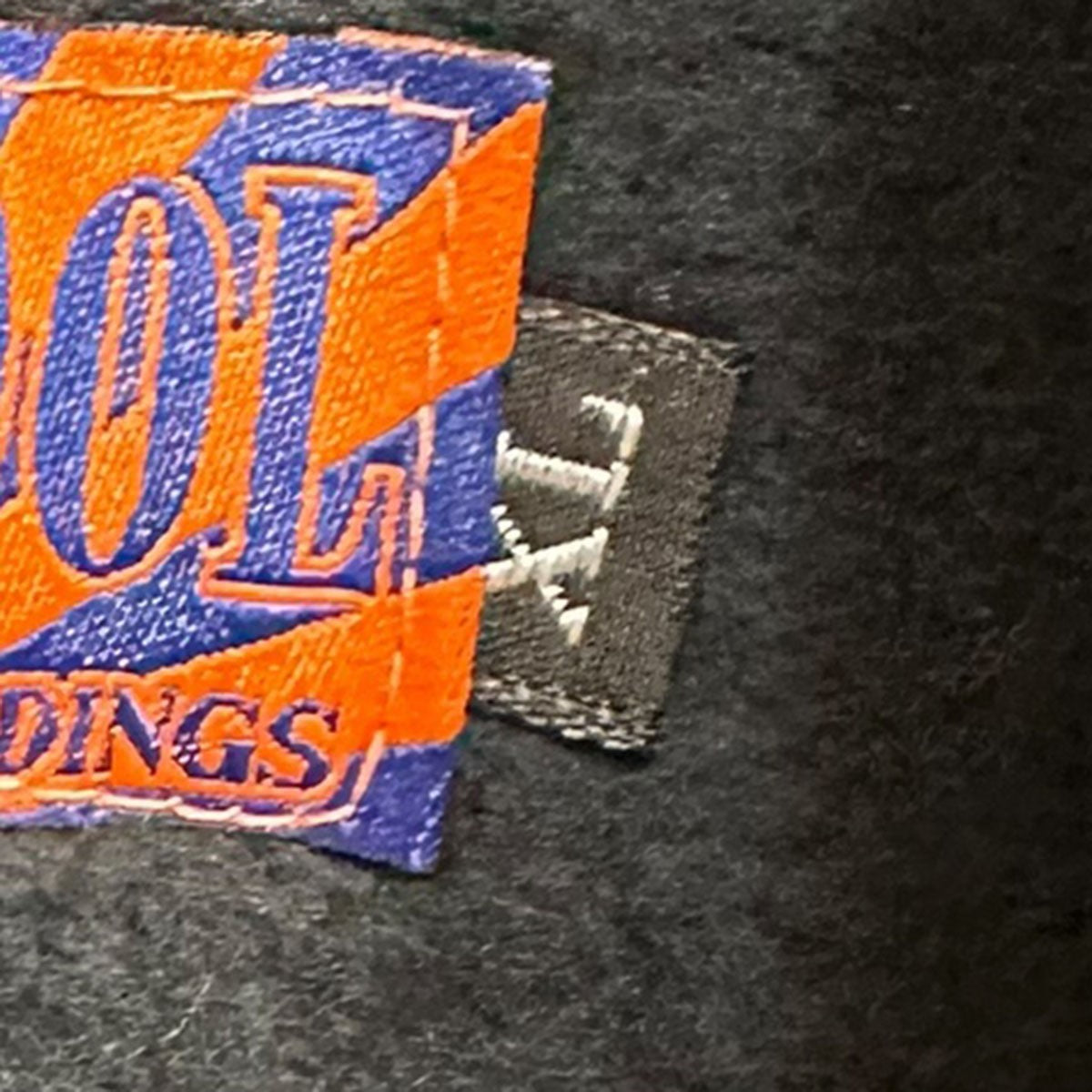 バッズプールのAGH LOGO HEAVY WEIGHT HOODED SWEAT SHIRT AGHロゴヘビーウェイトフーデッドスウェットシャツです。 BUDSPOOL 古着・中古 トップス アイテム