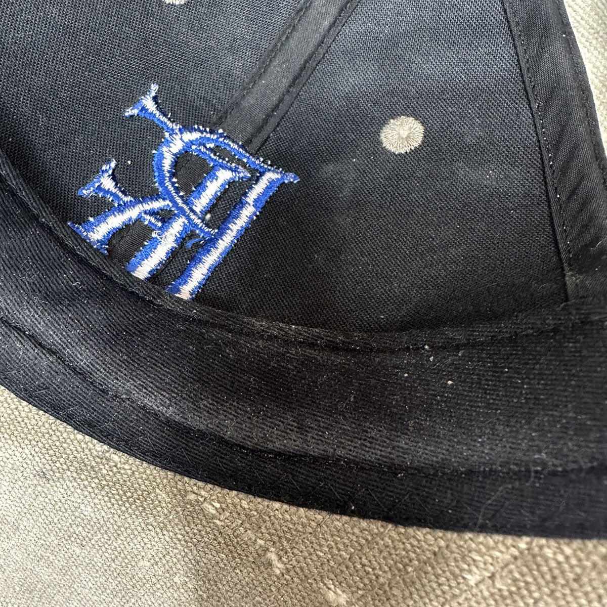 CAP (WHITE #B)ロゴ刺繍 ヴィンテージ再構築RECL-CO-WH-00-00-293
