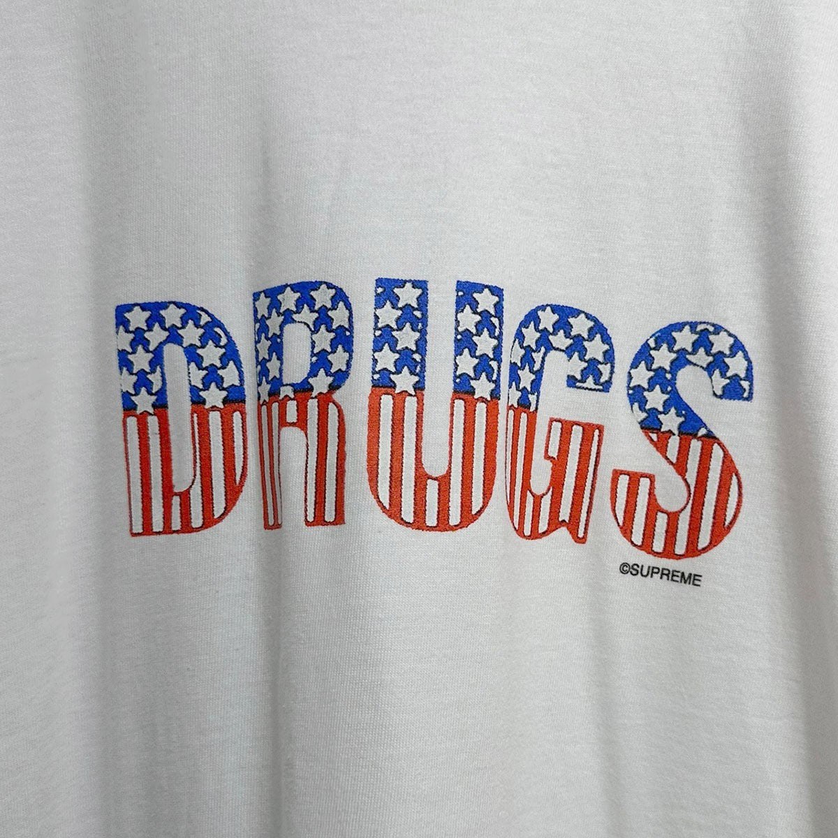 24AWDrugs TeeロゴプリントTシャツ