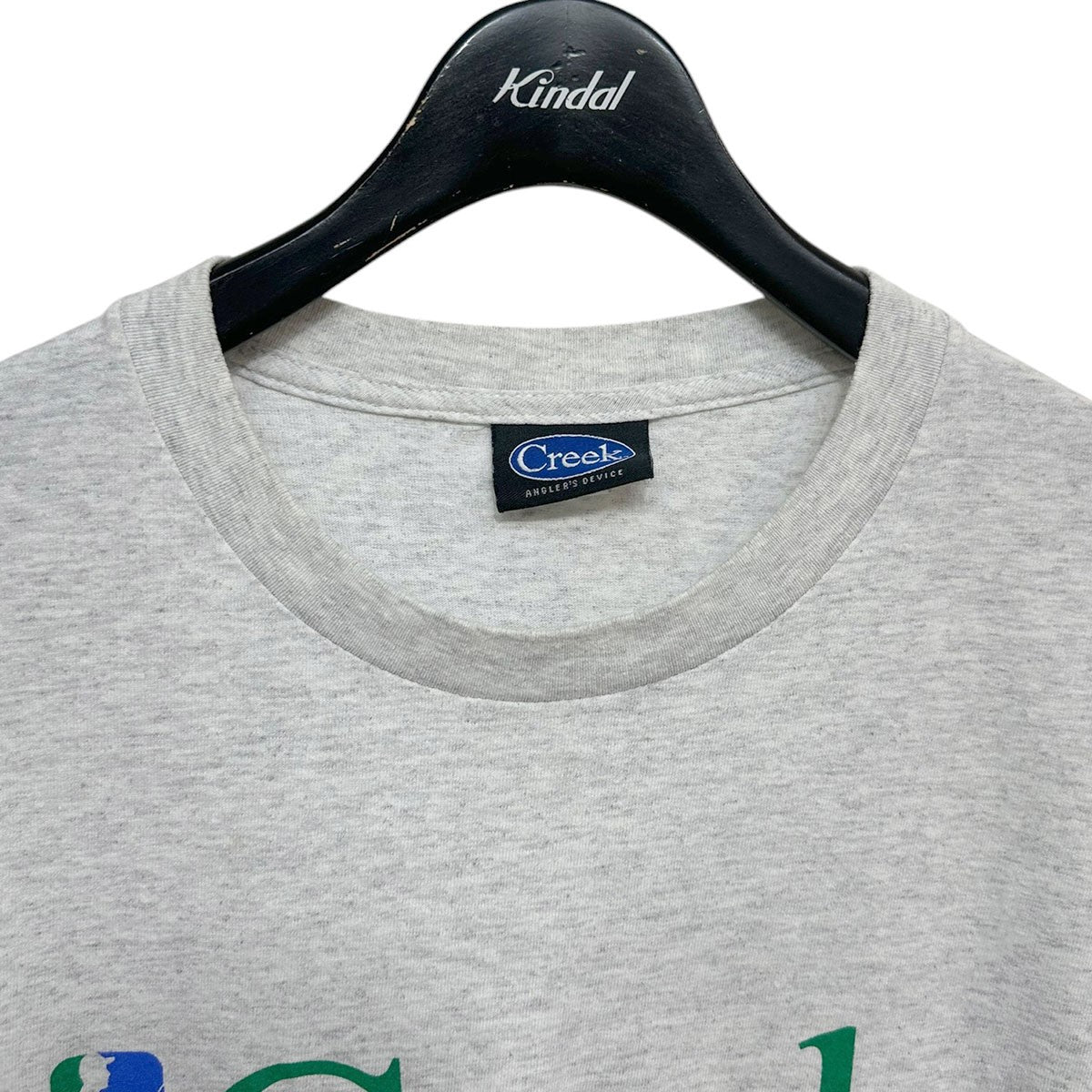 Angler’s Device TeeロゴプリントTシャツ