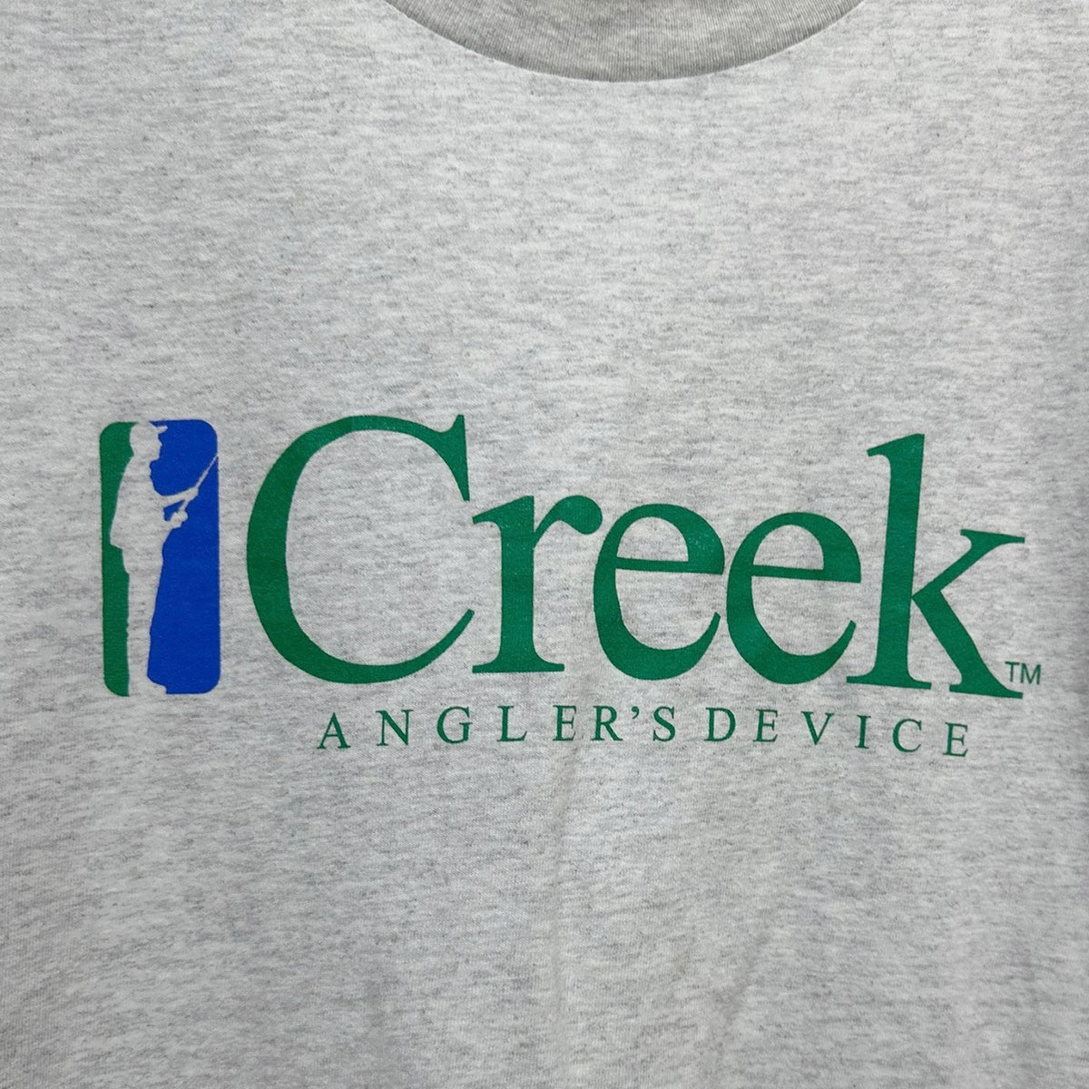 Angler’s Device TeeロゴプリントTシャツ