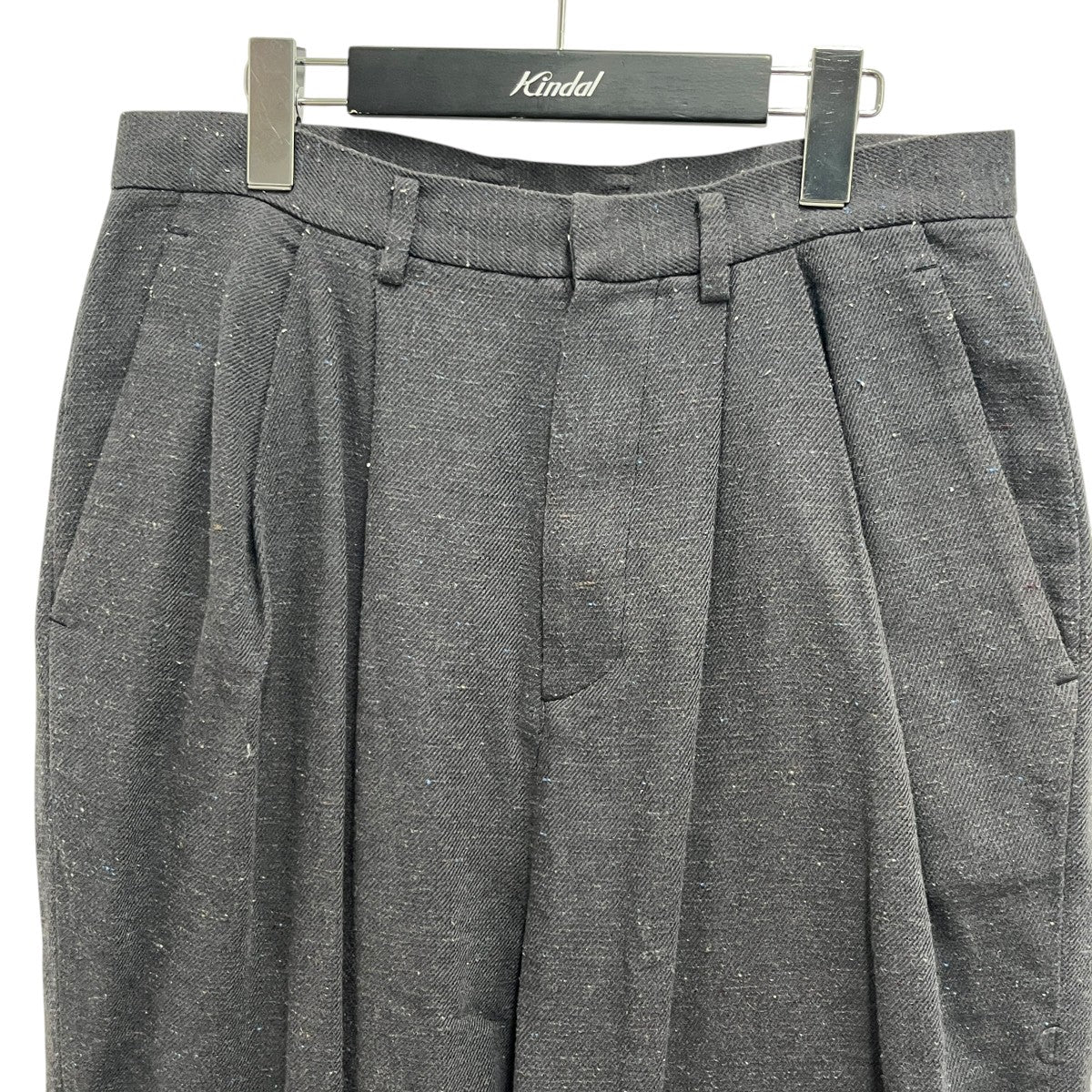 テーパードパンツ