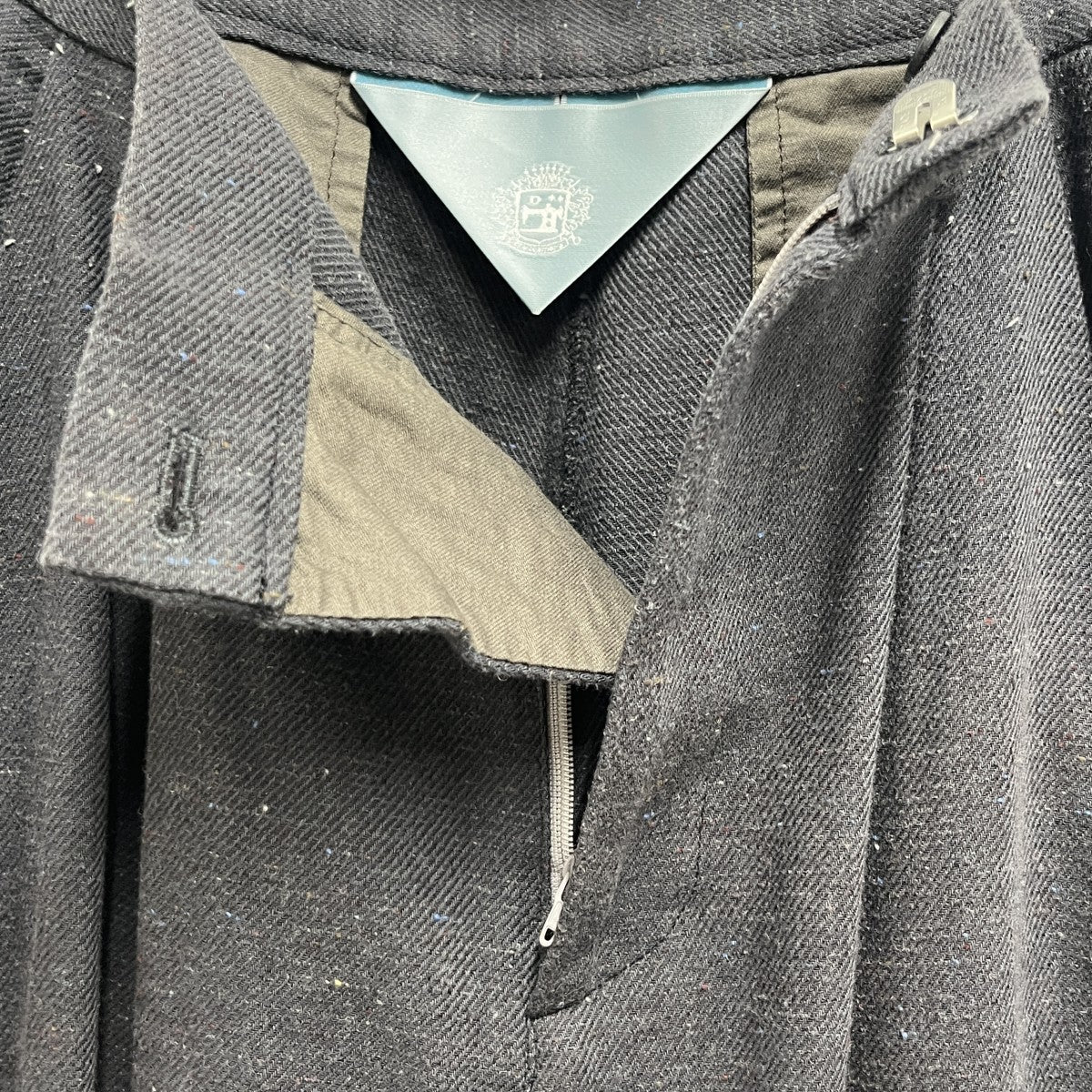 テーパードパンツ