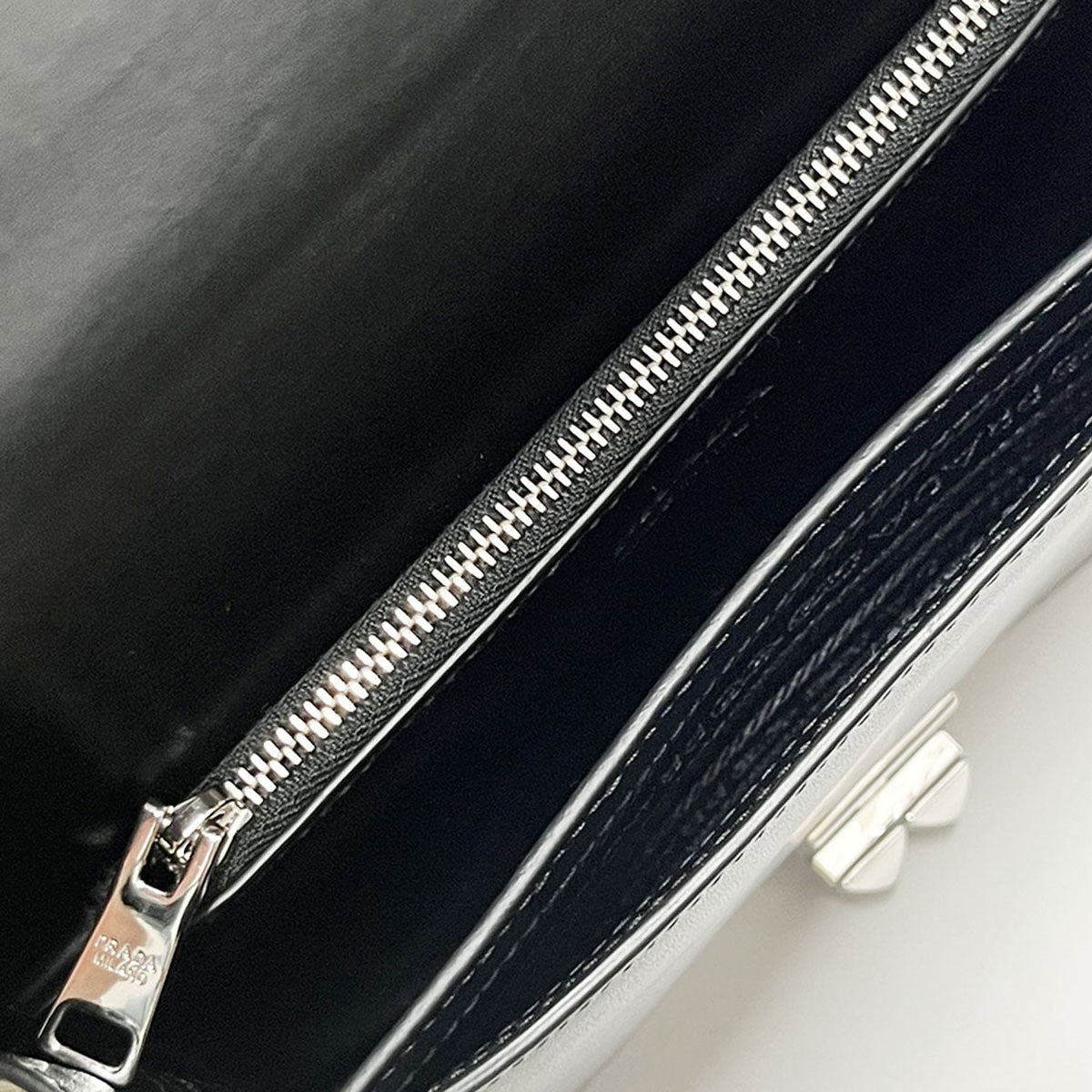 PRADA エレクトラスタッズレザーショルダーバッグ1BD120 の古着・中古アイテム