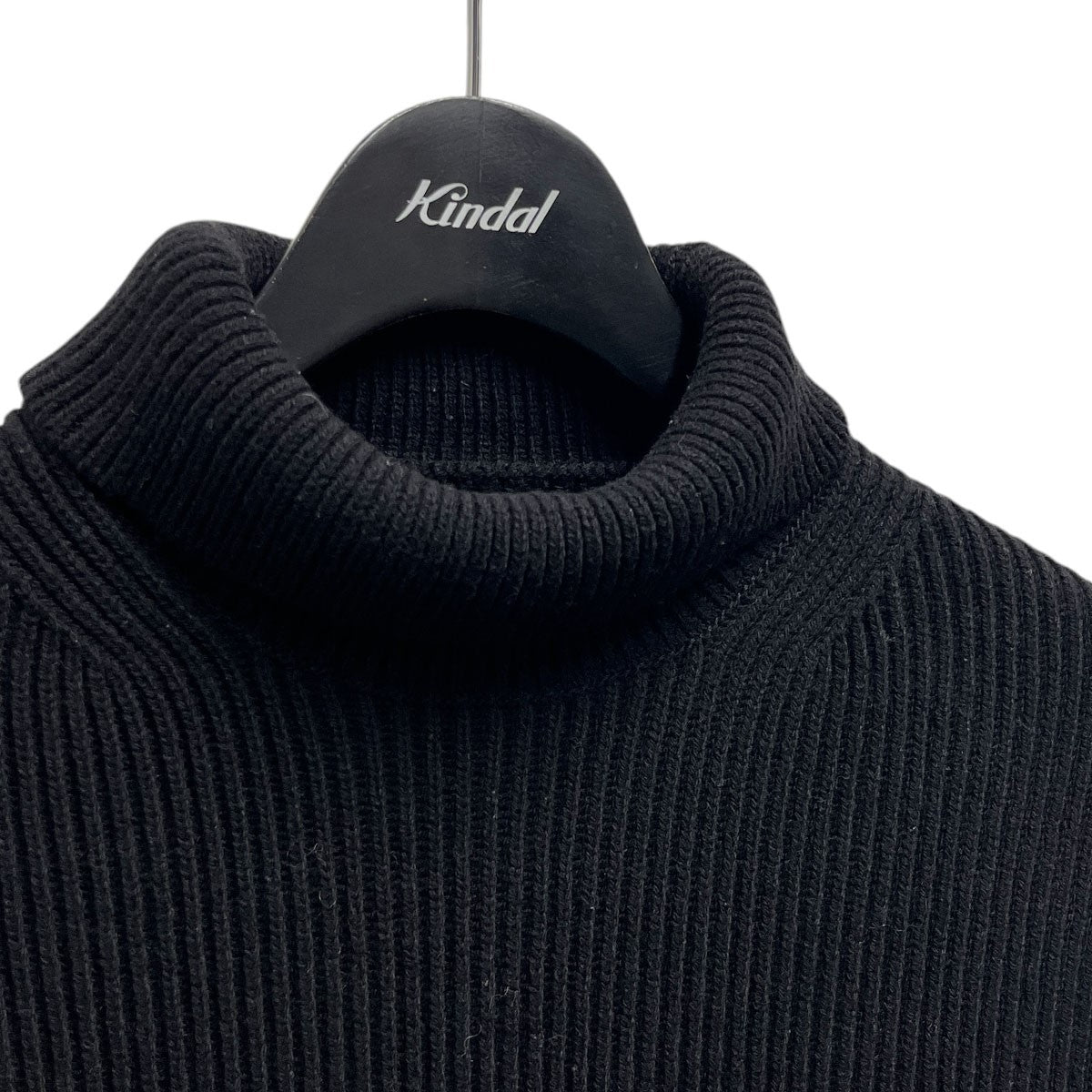オーラリーのSUPER FINE WOOL RIB KNIT TURTLE NECK VESTです。 AURALEE 古着・中古 トップス アイテム