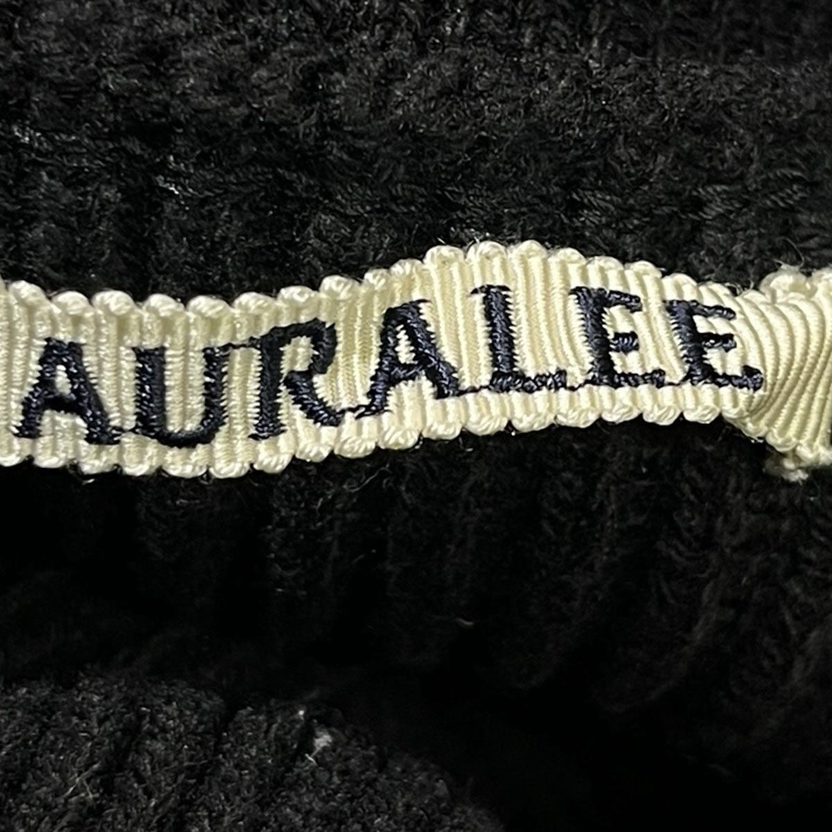 オーラリーのSUPER FINE WOOL RIB KNIT TURTLE NECK VESTです。 AURALEE 古着・中古 トップス アイテム