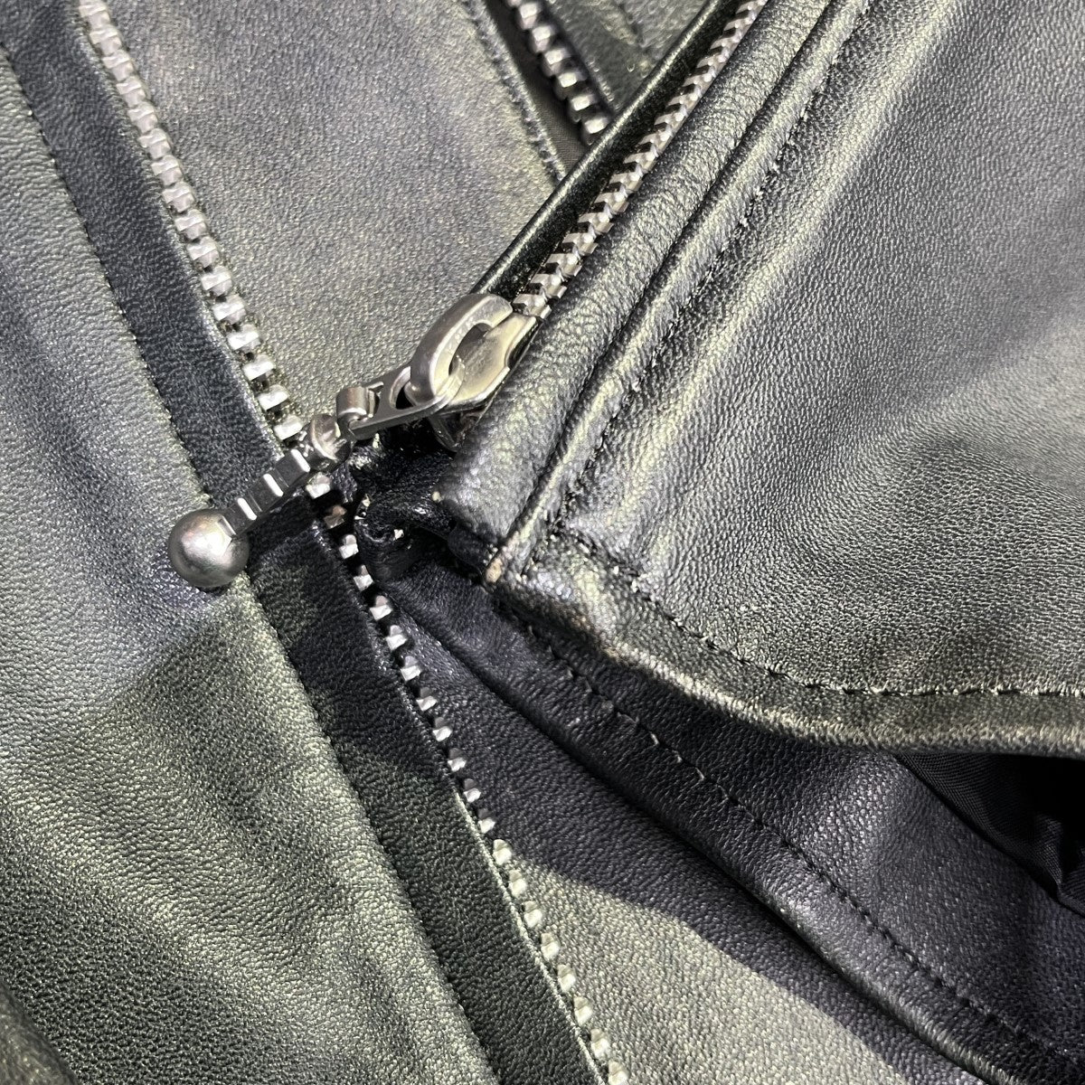 ヨウジヤマモトプールオムの18SS YUSUKE SAITOH 大正モダンガールレザージャケッド レザージャケット HW-Y09-703です。 Yohji Yamamoto pour homme 古着・中古 アウター アイテム