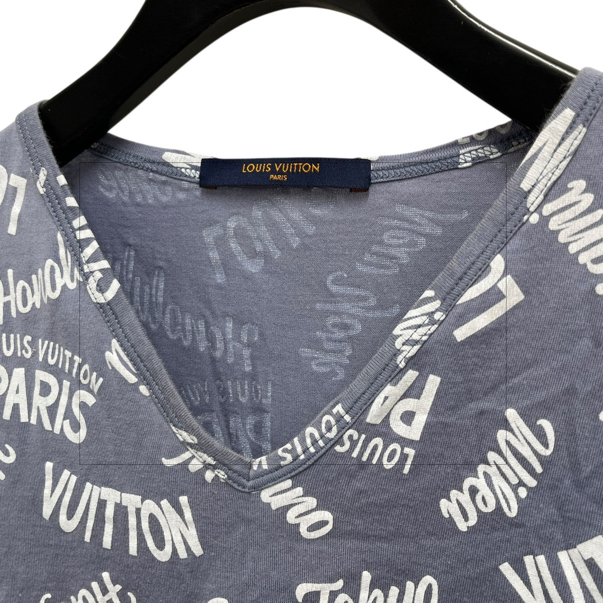 LOUIS VUITTON(ルイヴィトン) VネックロゴプリントTシャツ