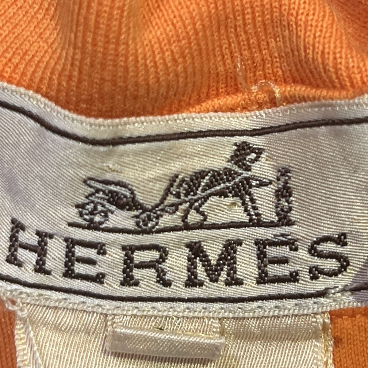 Hロゴ刺繍Tシャツ