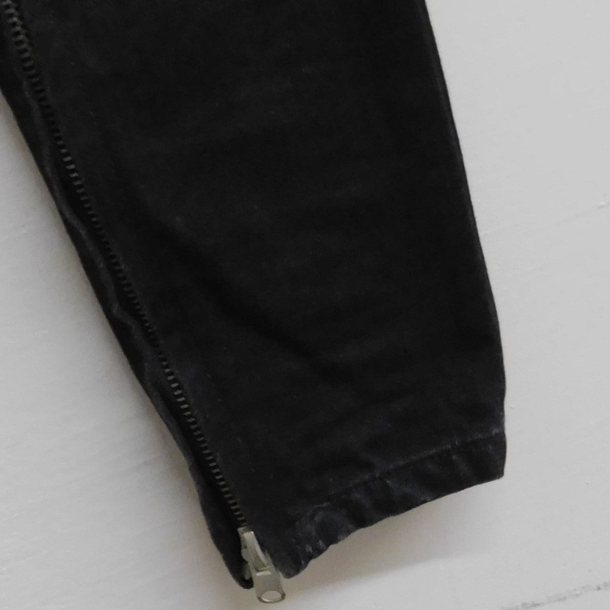 裾ジップダメージ加工デニムパンツ