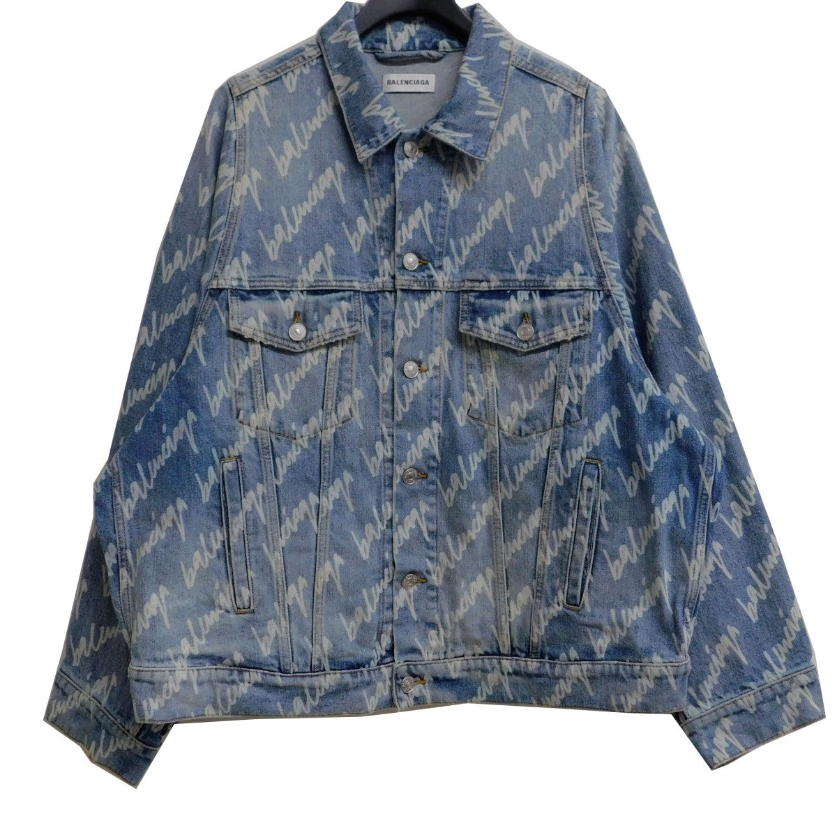 バレンシアガのALLOVER LOGO OVERSIZED JACKET 662853 TJW90 総柄ロゴ オーバーサイズ デニムジャケットです。 BALENCIAGA アウター 古着・中古アイテム