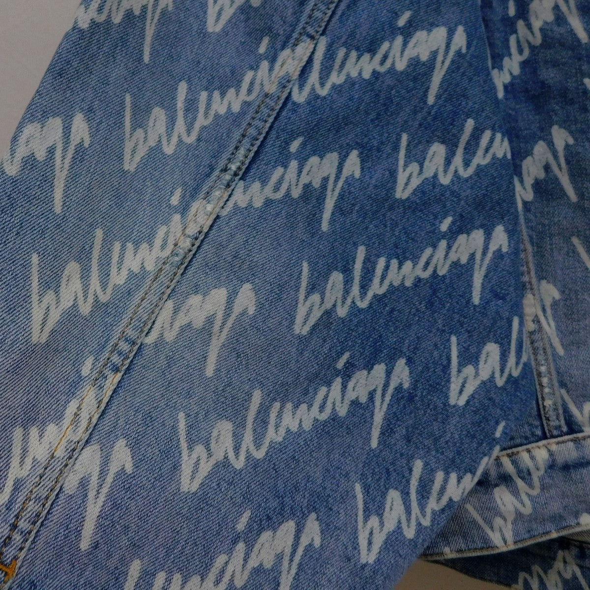 バレンシアガのALLOVER LOGO OVERSIZED JACKET 662853 TJW90 総柄ロゴ オーバーサイズ デニムジャケットです。 BALENCIAGA アウター 古着・中古アイテム