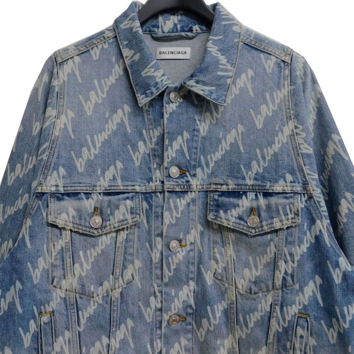 バレンシアガのALLOVER LOGO OVERSIZED JACKET 662853 TJW90 総柄ロゴ オーバーサイズ デニムジャケットです。 BALENCIAGA アウター 古着・中古アイテム