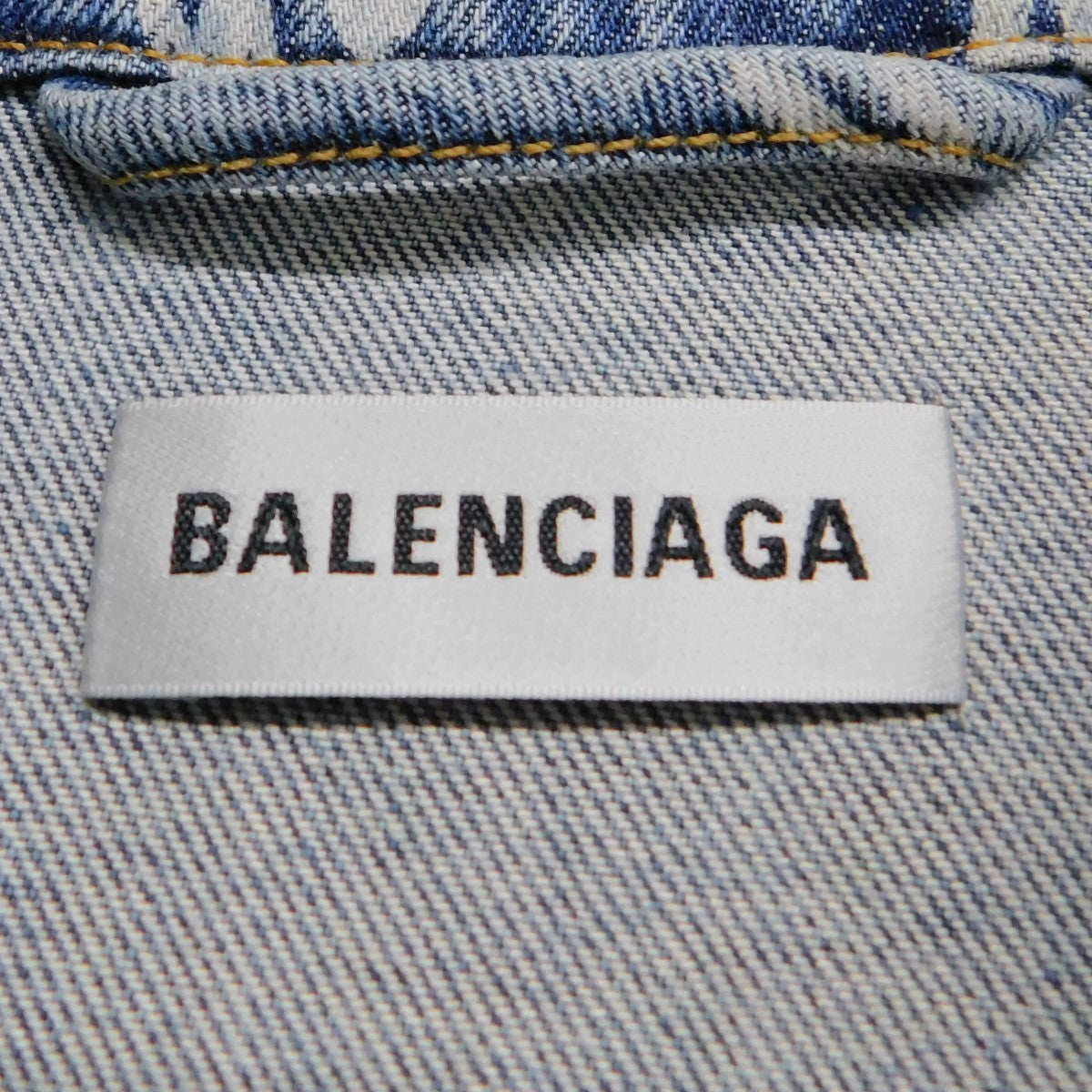 バレンシアガのALLOVER LOGO OVERSIZED JACKET 662853 TJW90 総柄ロゴ オーバーサイズ デニムジャケットです。 BALENCIAGA アウター 古着・中古アイテム