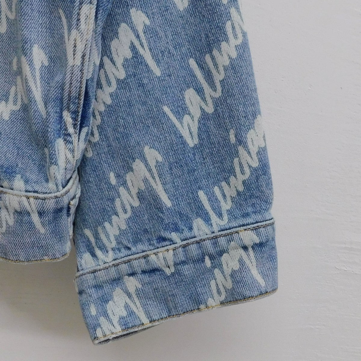 バレンシアガのALLOVER LOGO OVERSIZED JACKET 662853 TJW90 総柄ロゴ オーバーサイズ デニムジャケットです。 BALENCIAGA アウター 古着・中古アイテム