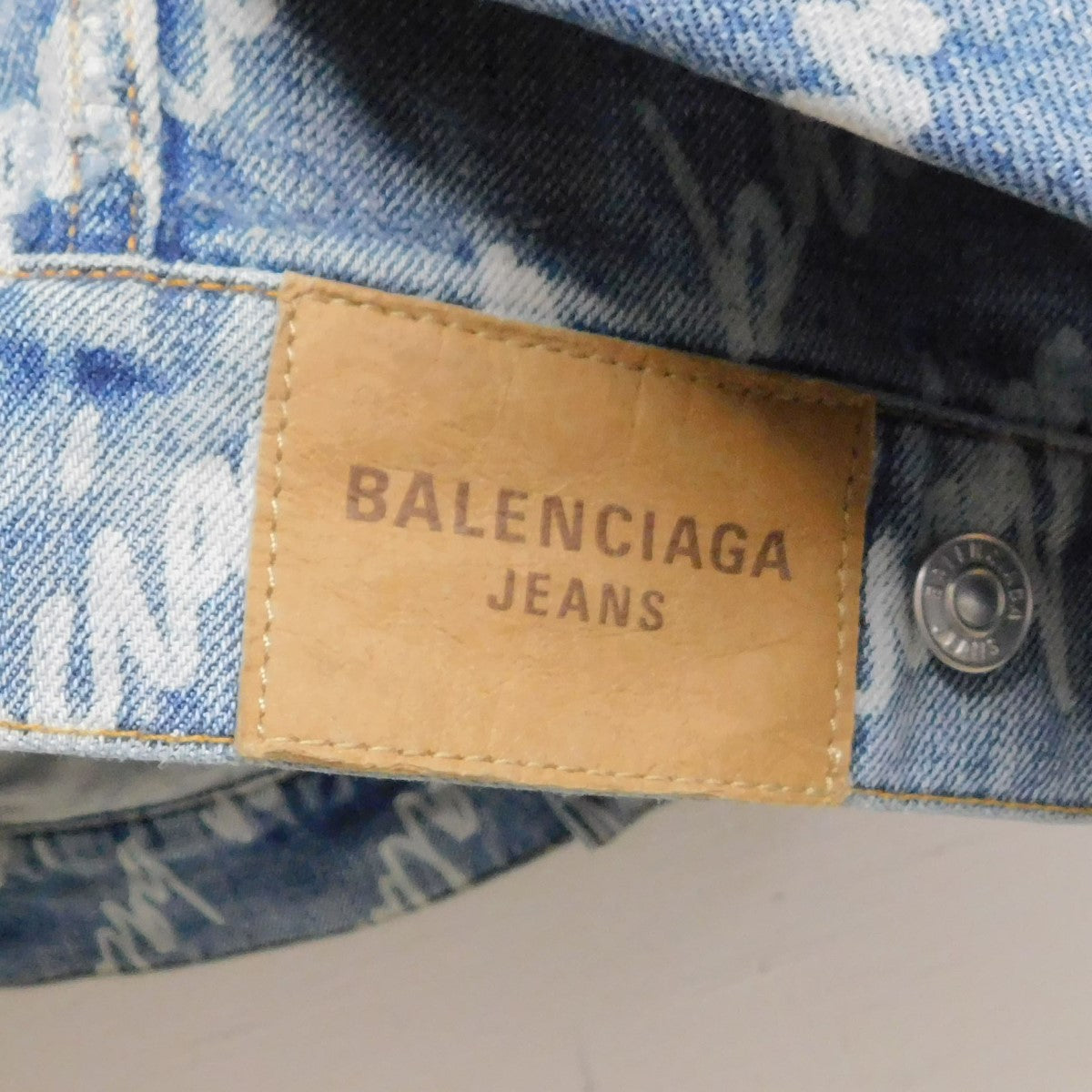バレンシアガのALLOVER LOGO OVERSIZED JACKET 662853 TJW90 総柄ロゴ オーバーサイズ デニムジャケットです。 BALENCIAGA アウター 古着・中古アイテム
