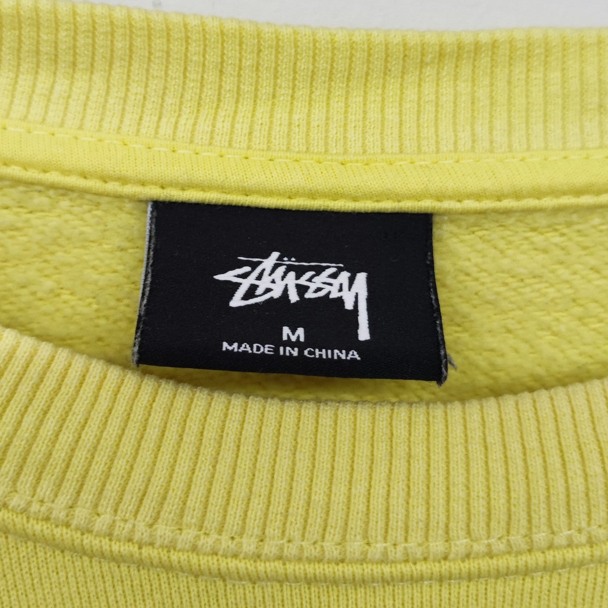 stussy(ステューシー) ロゴ クルーネックスウェット Z3000SAS イエロー