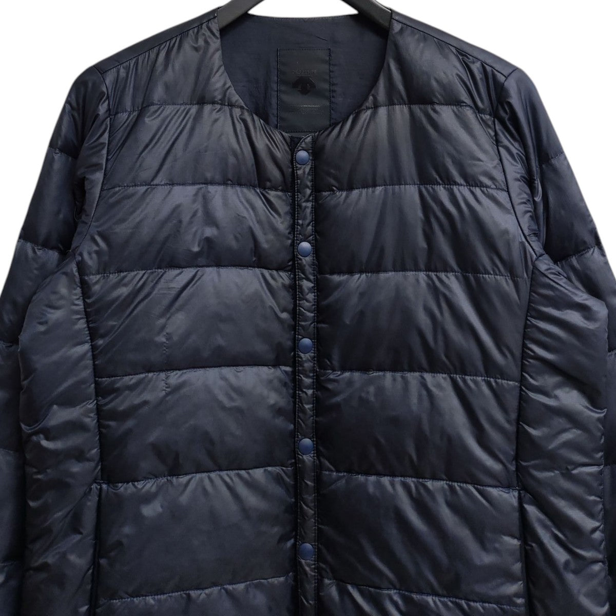 DESCENTE(デサント) ノーカラーダウンジャケット HCS DOWN DIA3575U